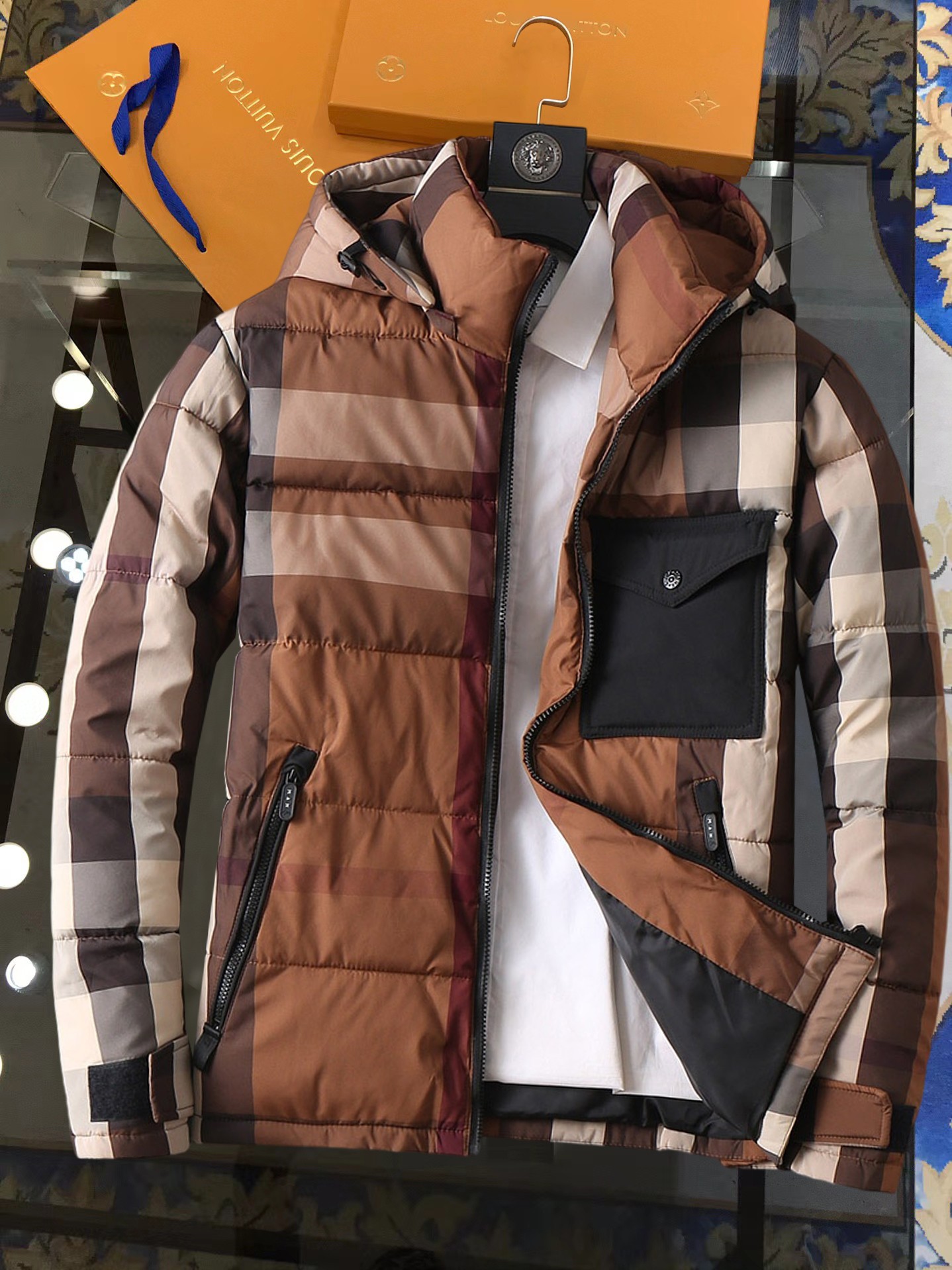 NO:728449,Support replacement after the year!  Burberry's three-standard complete ss new winter down jacket, the new product on the show is in perfect condition, comfortable and warm, the color is full and attractive, the very outstanding design can easily enhance the fashion sense, the workmanship is extremely sophisticated and rigorous, and the wiring is neat and meticulous!  A masterpiece from a famous designer!  The upper body does not look bloated and is super handsome!  Available sizes M ~ XXXL,,burberry,jackets & coats,down jacket,19860909支持年后退换！ 巴宝莉 三标齐全 ss冬季新款羽绒棉服外套,秀场新品品相非常完美,舒适保暖,色泽饱满诱人,非常出彩的设计,轻松将时髦感进阶,做工极为考究严谨,走线工整细致！大牌设计师巨作！上身不显臃肿、超级帅气！现货码数M ～ XXXL,,burberry,jackets & coats,down jacket,,Men's clothing