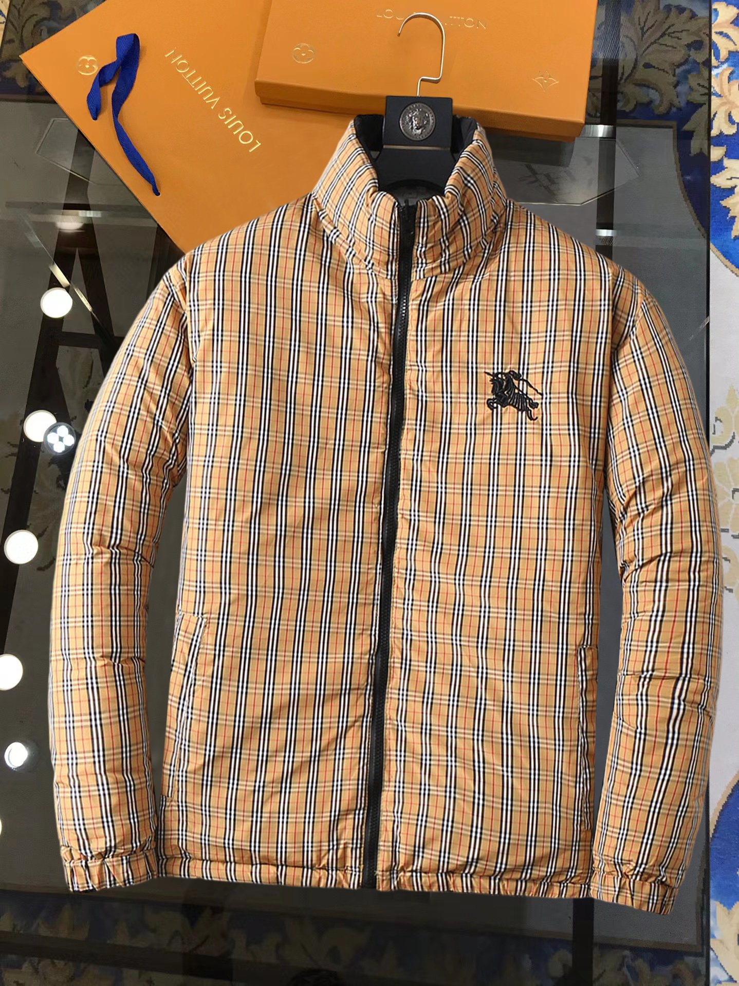 NO:728455,Support replacement after the year!  Burberry's three-standard complete ss winter new double-sided down jacket. The new product on the show is in perfect condition. It is comfortable and warm, and the color is full and attractive. It is a very outstanding design that easily enhances the sense of fashion. The workmanship is extremely sophisticated and rigorous, and the wiring is neat and meticulous!  A masterpiece from a famous designer!  The upper body does not look bloated and is super handsome!  Available sizes M ~ XXXL,,burberry,jackets & coats,down jacket,19860909支持年后退换！ 巴宝莉 三标齐全 ss冬季新款双面穿羽绒棉服外套,秀场新品品相非常完美,舒适保暖,色泽饱满诱人,非常出彩的设计,轻松将时髦感进阶,做工极为考究严谨,走线工整细致！大牌设计师巨作！上身不显臃肿、超级帅气！现货码数M ～ XXXL,,burberry,jackets & coats,down jacket,,Men's clothing