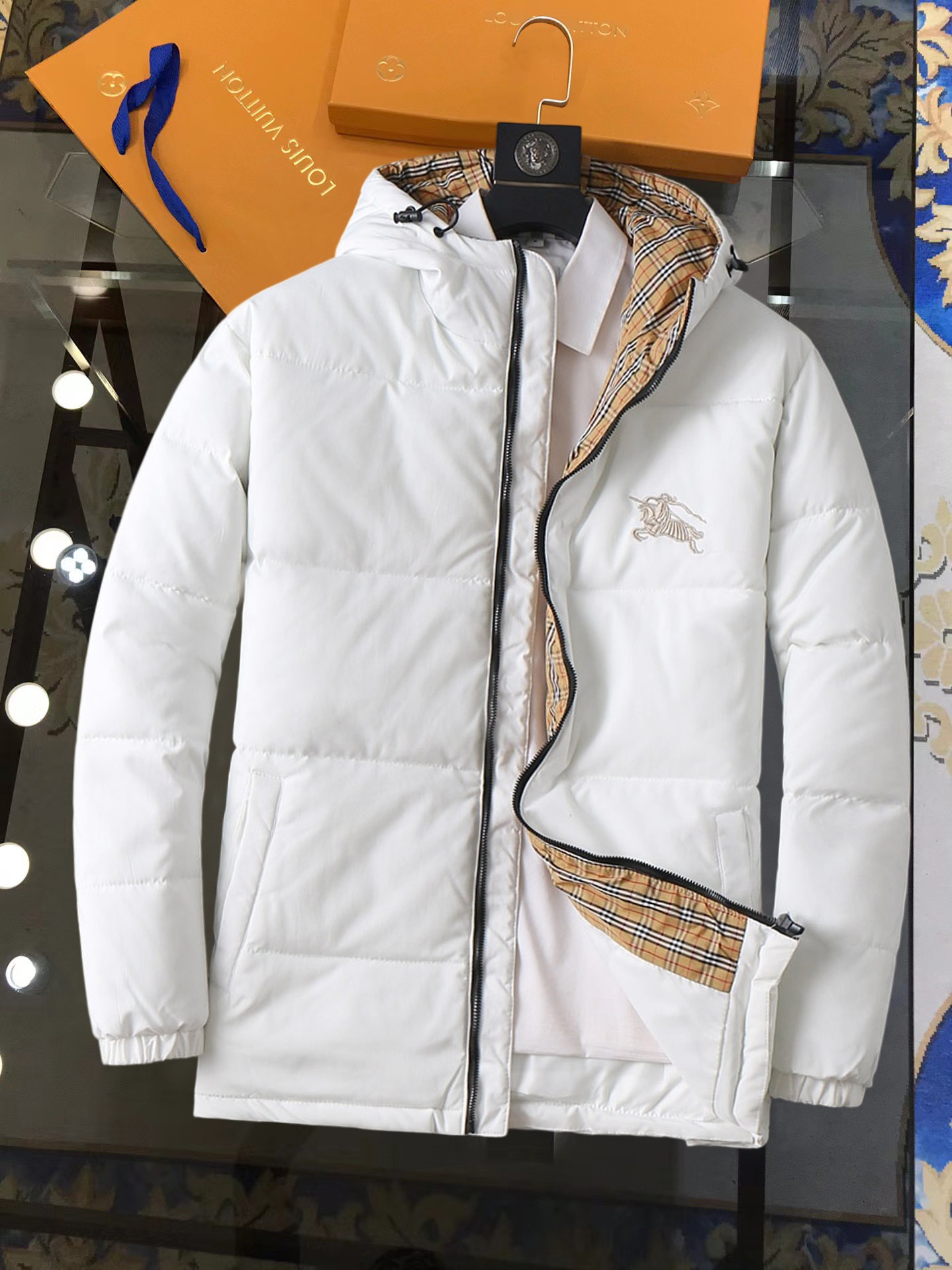 NO:728467,Support replacement after the year!  Burberry's three-standard complete ss new winter down jacket, the new product on the show is in perfect condition, comfortable and warm, the color is full and attractive, the very outstanding design can easily enhance the fashion sense, the workmanship is extremely sophisticated and rigorous, and the wiring is neat and meticulous!  A masterpiece from a famous designer!  The upper body does not look bloated and is super handsome!  Available sizes M ~ XXXL,,burberry,jackets & coats,down jacket,19860909支持年后退换！ 巴宝莉 三标齐全 ss冬季新款羽绒棉服外套,秀场新品品相非常完美,舒适保暖,色泽饱满诱人,非常出彩的设计,轻松将时髦感进阶,做工极为考究严谨,走线工整细致！大牌设计师巨作！上身不显臃肿、超级帅气！现货码数M ～ XXXL,,burberry,jackets & coats,down jacket,,Men's clothing