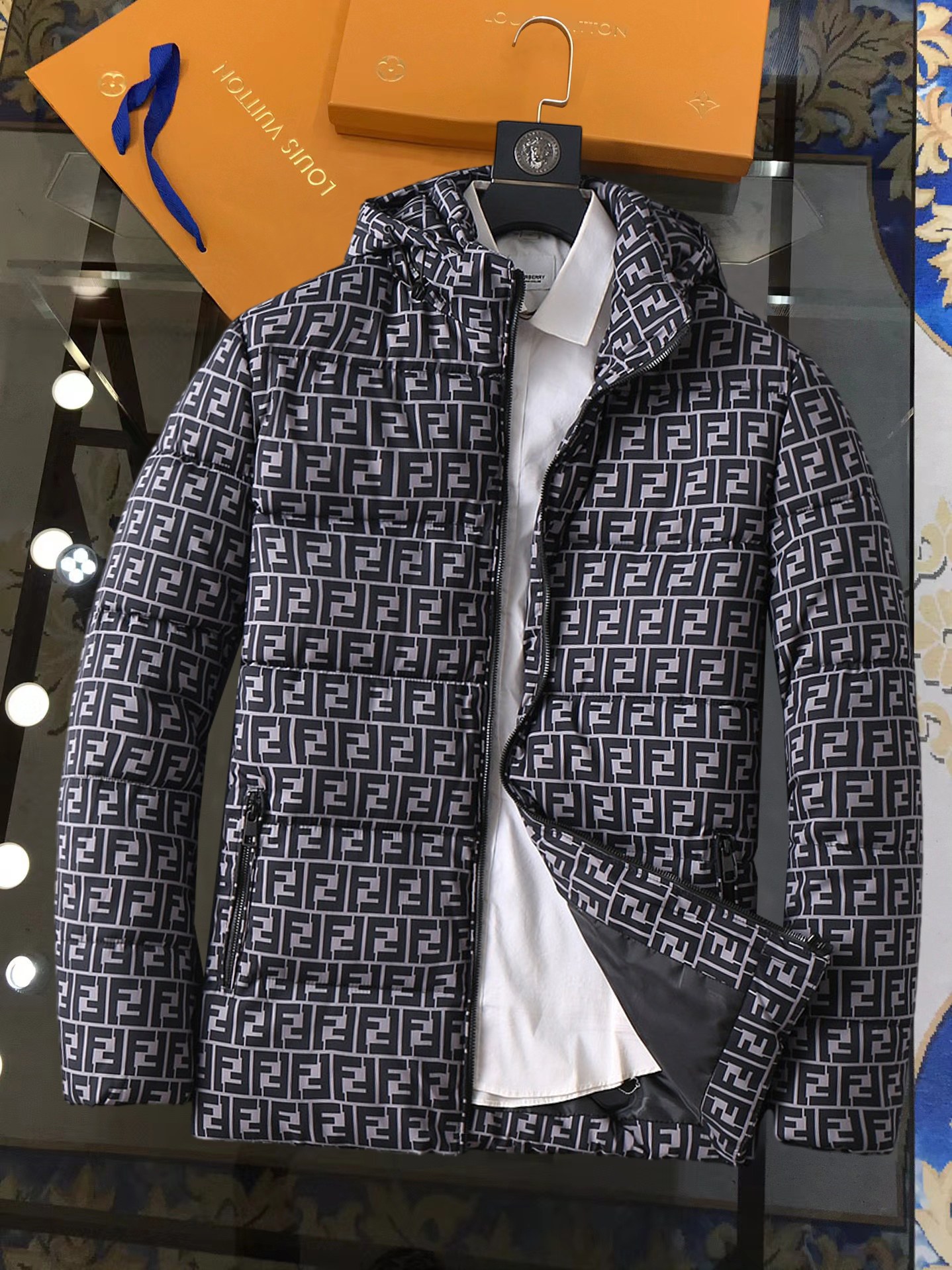 NO:728416,Support replacement after the year!  Fendi's three-standard complete ss new winter down jacket, the new product on the show is in perfect condition, comfortable and warm, the color is full and attractive, the very outstanding design can easily enhance the fashion sense, the workmanship is extremely sophisticated and rigorous, and the wiring is neat and meticulous!  A masterpiece from a famous designer!  The upper body does not look bloated and is super handsome!  Available sizes M ~ XXXL,,fendi,jackets & coats,down jacket,19860909支持年后退换！ 芬迪 三标齐全 ss冬季新款羽绒棉服外套,秀场新品品相非常完美,舒适保暖,色泽饱满诱人,非常出彩的设计,轻松将时髦感进阶,做工极为考究严谨,走线工整细致！大牌设计师巨作！上身不显臃肿、超级帅气！现货码数M ～ XXXL,,fendi,jackets & coats,down jacket,,Men's clothing