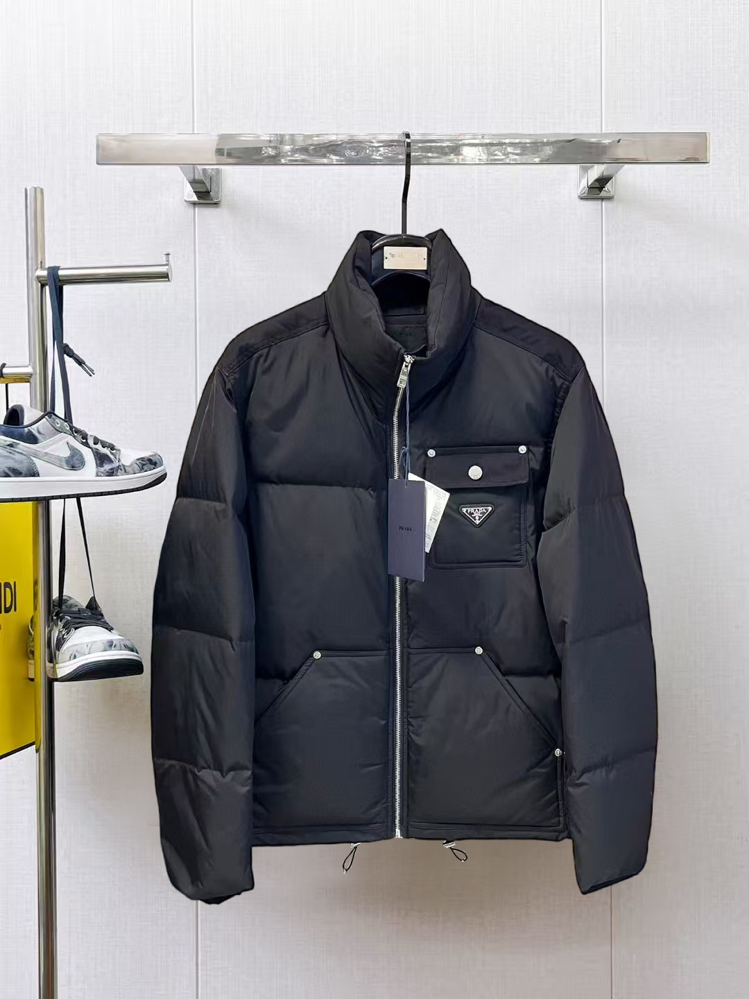 NO:658031,Prada's 2025 spring and winter new down jacket. This is known as the most expensive down jacket in the industry, with 90 down in total. With a classic logo combination, it is full of visual impact at first sight. It has better thermal insulation performance, is light and not heavy, and has good loft recovery after compression, and it can gather heat and lock in temperature!  Personalized color matching design, fresh and energetic!  There are too many versions circulating in the market. In addition to the different fabrics and workmanship, the biggest difference is that the filling is not goose down at all but feather silk or velvet, etc., and it is not easy to distinguish for those who don’t understand. In addition, the fabrics and workmanship are definitely not of the same level. In short, look for us and you will never go astray. All the exclusive full colors are purchased from genuine development. If you understand the quality of our down jackets, you can safely recommend it with your eyes closed. The three standards are complete!  Uniform series for men and women!  Size M-3XL. Maximum wear is 195 pounds.,,prada,down jacket,alexander wang19860909普拉达 2025春冬新款羽绒服.这款号称羽绒服届最贵的,全部90绒的.带着经典的Logo组合搭配,第一眼看到就是满满的视觉冲击,保暖性能更出色,轻便不厚重,且压缩后的蓬松度恢复性好,聚热锁温！个性的拼色设计,清新有活力！市面流通的版本实在太多了,除了面料做工不同外,最大的区别就是填充物根本不是鹅绒而是羽丝或手感绒等等,而不懂的根本不容易区分.另外面料和做工也绝对不是一个级别,总之认准我们,让你绝对不跑偏,独家全色全部购入正版开发,懂我们家羽绒服质量的,完全可以放心闭眼推.三标齐全！男女同款系列！码数M-3XL.最大穿到195斤.,,prada,down jacket,alexander wang,Men's clothing