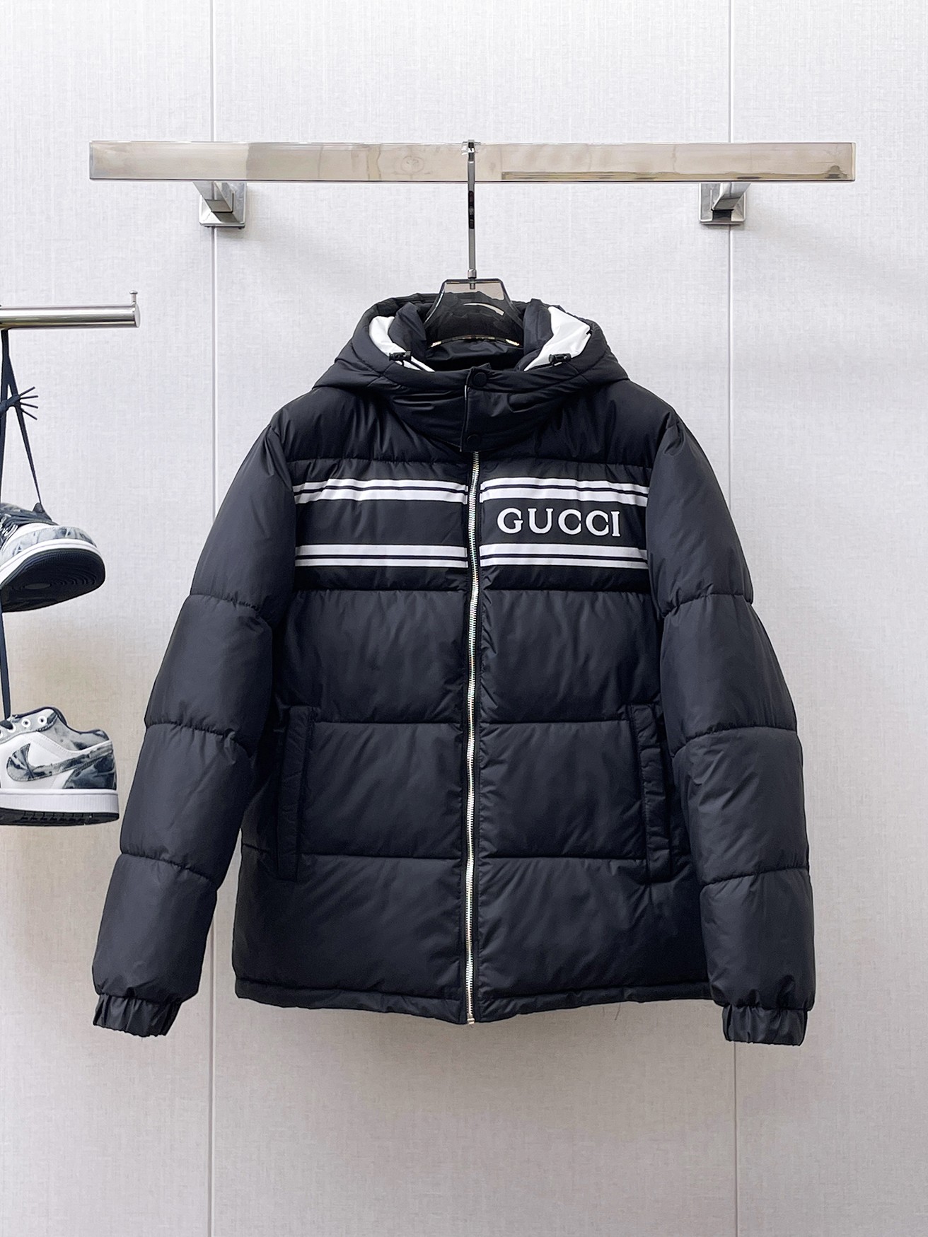 NO:658036,Gucci's new 2025ss winter down jacket with all three standards, the new product on the show is in perfect condition, comfortable and warm, the color is full and attractive, the design is very outstanding, it can easily enhance the sense of fashion, the workmanship is extremely sophisticated and rigorous, and the wiring is neat and meticulous!  A masterpiece from a famous designer!  The upper body does not look bloated and is super handsome!  Available sizes M ~ XXXL,,jackets & coats,down jacket,alexander wang19860909古奇 三标齐全 2025ss冬季新款羽绒棉服外套,秀场新品品相非常完美,舒适保暖,色泽饱满诱人,非常出彩的设计,轻松将时髦感进阶,做工极为考究严谨,走线工整细致！大牌设计师巨作！上身不显臃肿、超级帅气！现货码数M ～ XXXL,,jackets & coats,down jacket,alexander wang,Men's clothing