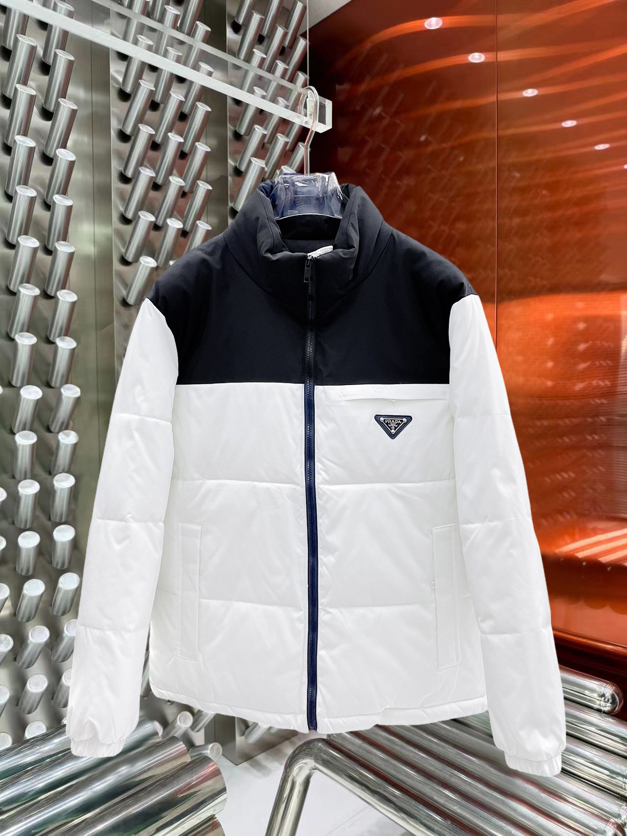 NO:731652,Support replacement after the year!  Prada's new 2025ss winter down jacket with all three standards is in perfect condition. It's comfortable and warm, and the color is full and attractive. The design is very outstanding, and it can easily enhance the sense of fashion. The workmanship is extremely sophisticated and rigorous, and the wiring is neat and meticulous!  A masterpiece from a famous designer!  The upper body does not look bloated and is super handsome!  Available sizes M ~ XXXL,,prada,jackets & coats,down jacket,19860909支持年后退换！ 普拉达 三标齐全 2025ss冬季新款羽绒棉服外套,秀场新品品相非常完美,舒适保暖,色泽饱满诱人,非常出彩的设计,轻松将时髦感进阶,做工极为考究严谨,走线工整细致！大牌设计师巨作！上身不显臃肿、超级帅气！现货码数M ～ XXXL,,prada,jackets & coats,down jacket,,Men's clothing