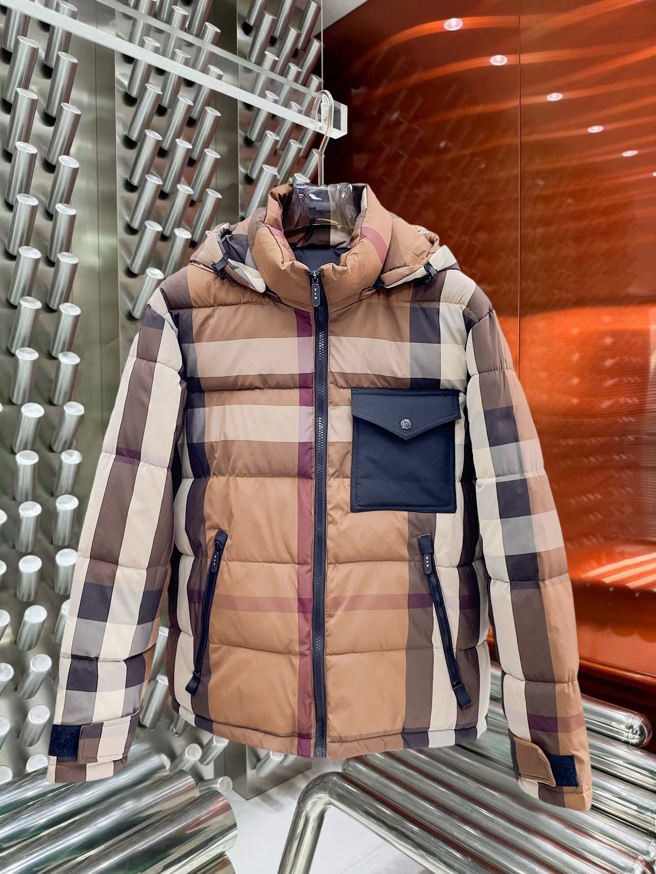 NO:731648,Support replacement after the year!  Burberry's new 2025ss winter down jacket with all three standards, the new product on the show is in perfect condition, comfortable and warm, the color is full and attractive, the design is very outstanding, it can easily enhance the fashion sense, the workmanship is extremely sophisticated and rigorous, and the wiring is neat and meticulous!  A masterpiece from a famous designer!  The upper body does not look bloated and is super handsome!  Available sizes M ~ XXXL,,burberry,jackets & coats,down jacket,19860909支持年后退换！ 巴宝莉 三标齐全 2025ss冬季新款羽绒棉服外套,秀场新品品相非常完美,舒适保暖,色泽饱满诱人,非常出彩的设计,轻松将时髦感进阶,做工极为考究严谨,走线工整细致！大牌设计师巨作！上身不显臃肿、超级帅气！现货码数M ～ XXXL,,burberry,jackets & coats,down jacket,,Men's clothing