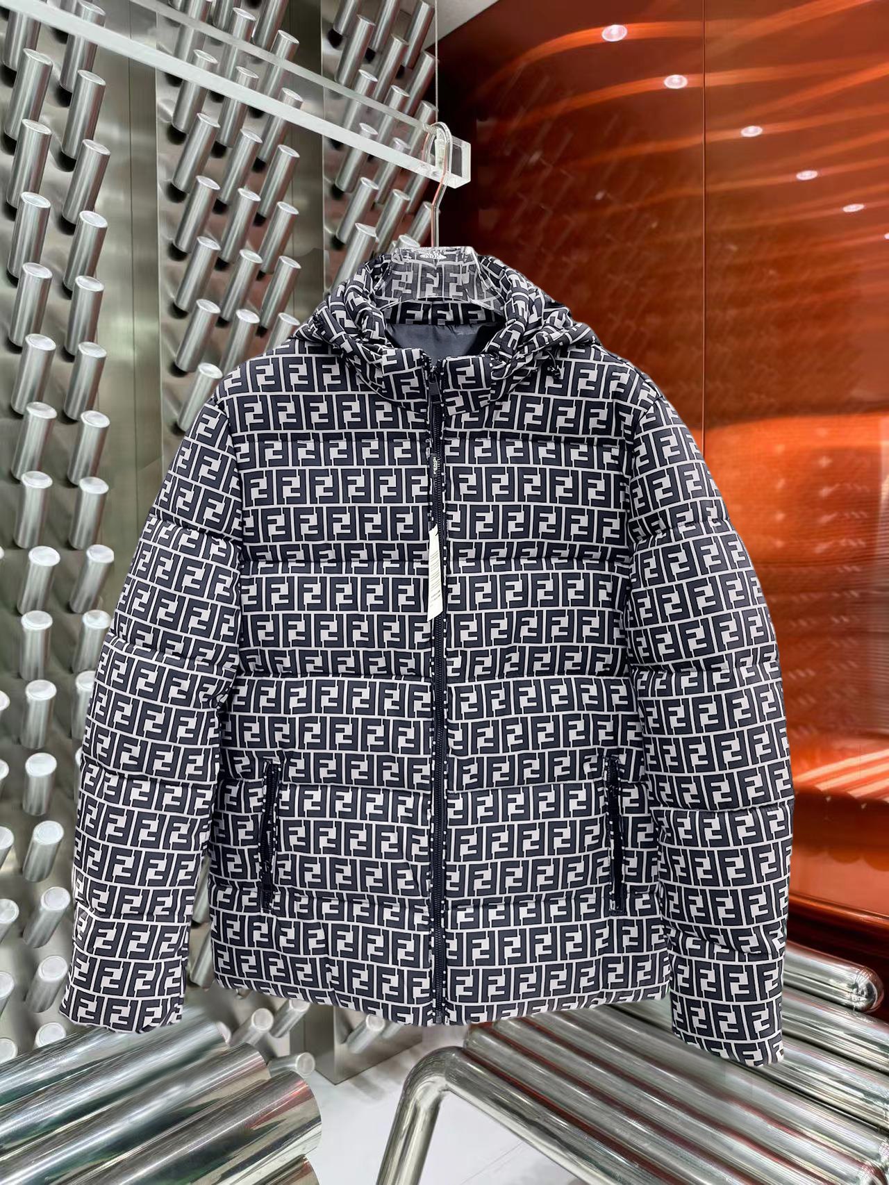 NO:731640,Support replacement after the year!  Fendi's new 2025ss winter down jacket with three complete standards, the new product on the show is in perfect condition, comfortable and warm, the color is full and attractive, the design is very outstanding, it can easily enhance the sense of fashion, the workmanship is extremely sophisticated and rigorous, and the wiring is neat and meticulous!  A masterpiece from a famous designer!  The upper body does not look bloated and is super handsome!  Available sizes M ~ XXXL,,fendi,jackets & coats,down jacket,19860909支持年后退换！ 芬迪 三标齐全 2025ss冬季新款羽绒棉服外套,秀场新品品相非常完美,舒适保暖,色泽饱满诱人,非常出彩的设计,轻松将时髦感进阶,做工极为考究严谨,走线工整细致！大牌设计师巨作！上身不显臃肿、超级帅气！现货码数M ～ XXXL,,fendi,jackets & coats,down jacket,,Men's clothing