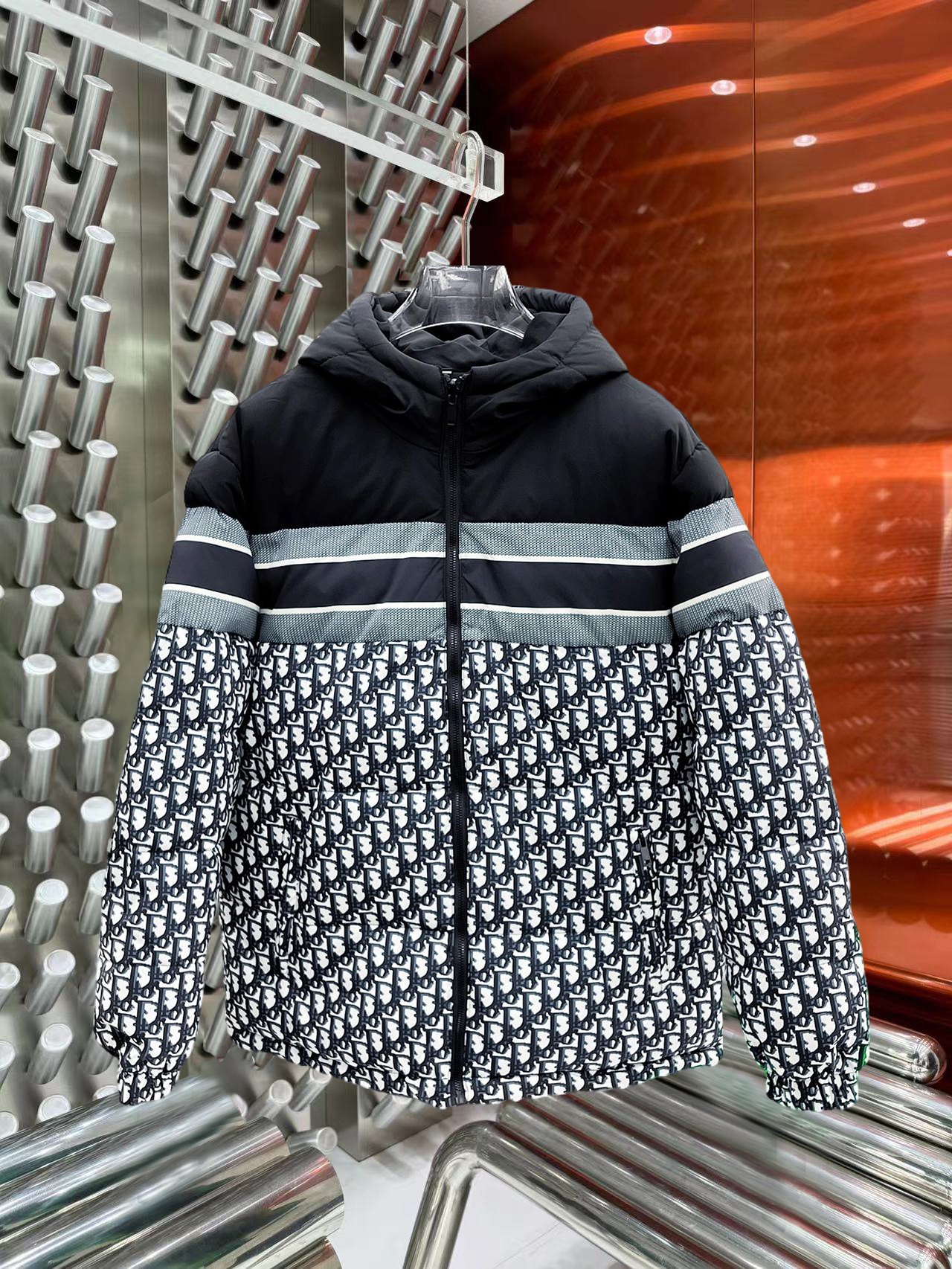 NO:731644,Support replacement after the year!  Dior's new 2025ss winter double-sided down jacket with complete three standards. The new product on the show is in perfect condition. It is comfortable and warm, and the color is full and attractive. The design is very outstanding, and it can easily enhance the sense of fashion. The workmanship is extremely sophisticated and rigorous, and the wiring is neat and meticulous!  A masterpiece from a famous designer!  The upper body does not look bloated and is super handsome!  Available sizes M ~ XXXL,, dior, jackets & coats, down jacket,19860909支持年后退换！ 迪奥 三标齐全 2025ss冬季新款双面穿羽绒棉服外套,秀场新品品相非常完美,舒适保暖,色泽饱满诱人,非常出彩的设计,轻松将时髦感进阶,做工极为考究严谨,走线工整细致！大牌设计师巨作！上身不显臃肿、超级帅气！现货码数M ～ XXXL,,dior,jackets & coats,down jacket,,Men's clothing