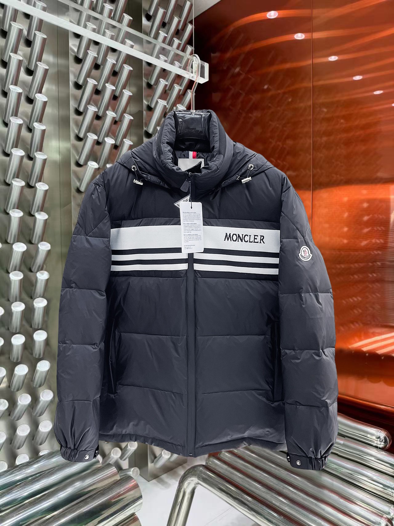 NO:644852,Mengkou's new 2025 autumn and winter down jacket. This is known as the most expensive down jacket in the world, all 90 down. With a classic logo combination, it is full of visual impact at first sight. It has better thermal insulation performance, is light and not heavy, and has good loft recovery after compression, and it can gather heat and lock in temperature!  Personalized color matching design, fresh and energetic!  There are too many versions circulating in the market. In addition to the different fabrics and workmanship, the biggest difference is that the filling is not goose down at all but feather silk or velvet, etc., and it is not easy to distinguish for those who don’t understand. In addition, the fabrics and workmanship are definitely not of the same level. In short, look for us and you will never go astray. All the exclusive full colors are purchased from genuine development. If you understand the quality of our down jackets, you can safely recommend it with your eyes closed. The three standards are complete!  Uniform series for men and women!  Size M-3XL. Maximum wear is 195 pounds.,,Moncler,down jacket,alexander wang19860909蒙口 2025秋冬新款羽绒服.这款号称羽绒服届最贵的,全部90绒的.带着经典的Logo组合搭配,第一眼看到就是满满的视觉冲击,保暖性能更出色,轻便不厚重,且压缩后的蓬松度恢复性好,聚热锁温！个性的拼色设计,清新有活力！市面流通的版本实在太多了,除了面料做工不同外,最大的区别就是填充物根本不是鹅绒而是羽丝或手感绒等等,而不懂的根本不容易区分.另外面料和做工也绝对不是一个级别,总之认准我们,让你绝对不跑偏,独家全色全部购入正版开发,懂我们家羽绒服质量的,完全可以放心闭眼推.三标齐全！男女同款系列！码数M-3XL.最大穿到195斤.,,Moncler,down jacket,alexander wang,Men's clothing
