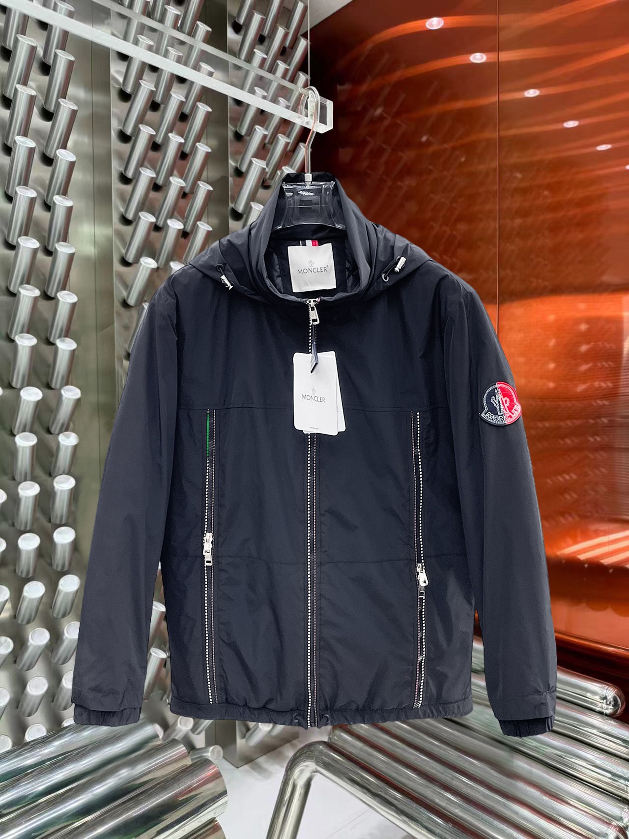 NO:644812,Mengkou, complete with three standards, 2025ss new winter down jacket, the new product in the show is in perfect condition, comfortable and warm, the color is full and attractive, the very outstanding design can easily enhance the fashion sense, the workmanship is extremely sophisticated and rigorous, and the wiring is neat and meticulous!  A masterpiece from a famous designer!  The upper body does not look bloated and is super handsome!  Available sizes M ~ XXXL,,Moncler,jackets & coats,down jacket,alexander wang19860909蒙口 三标齐全 2025ss冬季新款羽绒棉服外套,秀场新品品相非常完美,舒适保暖,色泽饱满诱人,非常出彩的设计,轻松将时髦感进阶,做工极为考究严谨,走线工整细致！大牌设计师巨作！上身不显臃肿、超级帅气！现货码数M ～ XXXL,,Moncler,jackets & coats,down jacket,alexander wang,Men's clothing