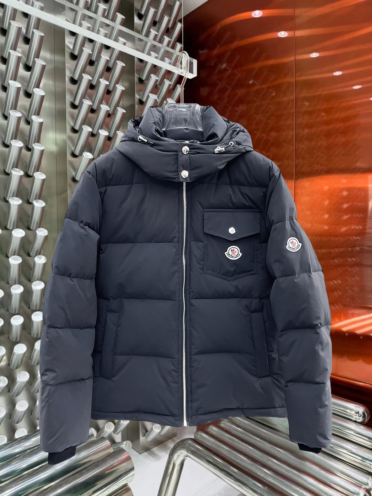 NO:644846,Mengkou's new 2025 autumn and winter down jacket. This is known as the most expensive down jacket in the world, all 90 down. With a classic logo combination, it is full of visual impact at first sight. It has better thermal insulation performance, is light and not heavy, and has good loft recovery after compression, and it can gather heat and lock in temperature!  Personalized color matching design, fresh and energetic!  There are too many versions circulating in the market. In addition to the different fabrics and workmanship, the biggest difference is that the filling is not goose down at all but feather silk or velvet, etc., and it is not easy to distinguish for those who don’t understand. In addition, the fabrics and workmanship are definitely not of the same level. In short, look for us and you will never go astray. All the exclusive full colors are purchased from genuine development. If you understand the quality of our down jackets, you can safely recommend it with your eyes closed. The three standards are complete!  Uniform series for men and women!  Size M-3XL. Maximum wear is 195 pounds.,,Moncler,down jacket,alexander wang19860909蒙口 2025秋冬新款羽绒服.这款号称羽绒服届最贵的,全部90绒的.带着经典的Logo组合搭配,第一眼看到就是满满的视觉冲击,保暖性能更出色,轻便不厚重,且压缩后的蓬松度恢复性好,聚热锁温！个性的拼色设计,清新有活力！市面流通的版本实在太多了,除了面料做工不同外,最大的区别就是填充物根本不是鹅绒而是羽丝或手感绒等等,而不懂的根本不容易区分.另外面料和做工也绝对不是一个级别,总之认准我们,让你绝对不跑偏,独家全色全部购入正版开发,懂我们家羽绒服质量的,完全可以放心闭眼推.三标齐全！男女同款系列！码数M-3XL.最大穿到195斤.,,Moncler,down jacket,alexander wang,Men's clothing