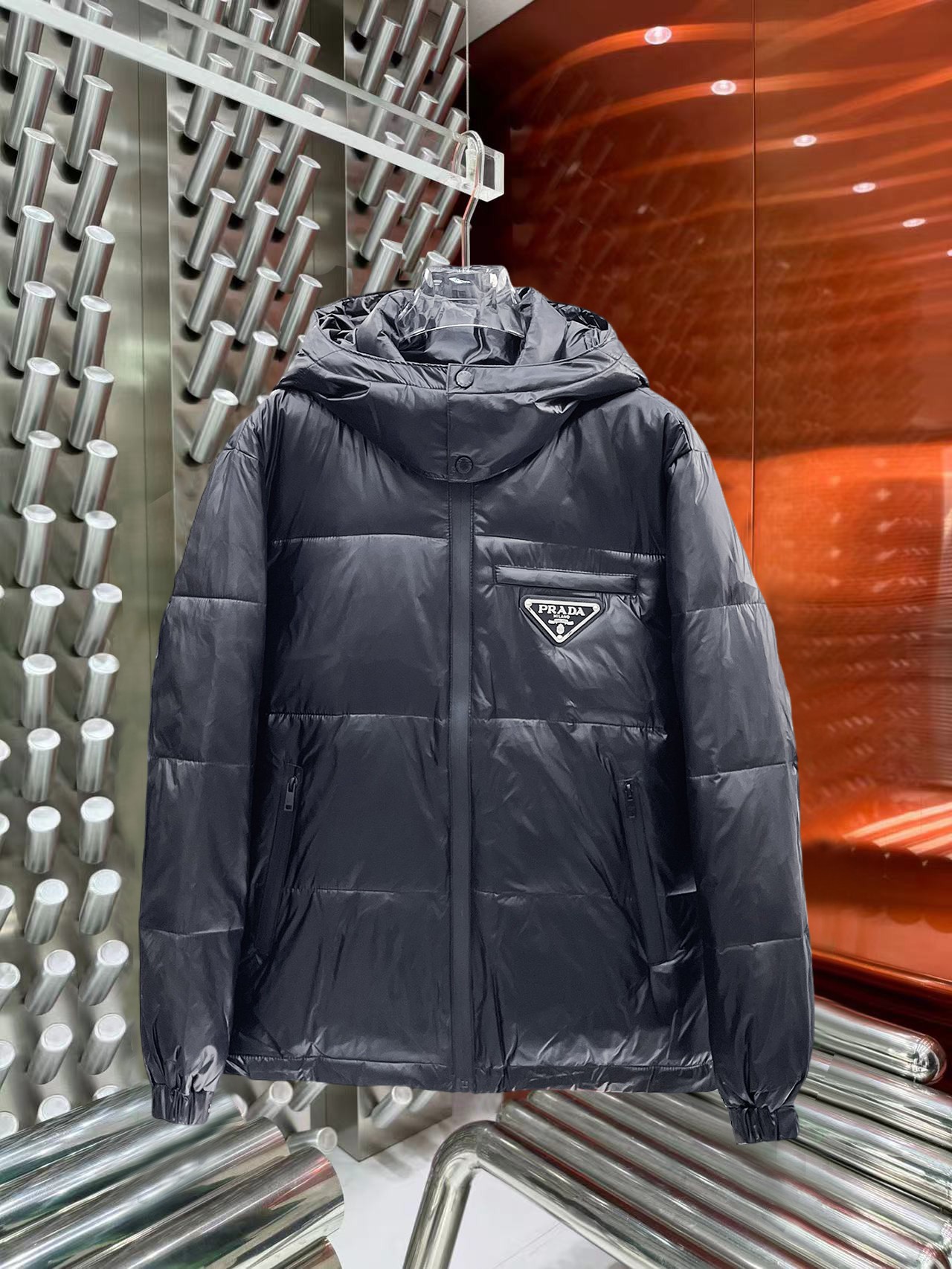 NO:644843,Prada's new 2025 autumn and winter down jacket. This is known as the most expensive down jacket in the world, all 90 down. With a classic logo combination, it is full of visual impact at first sight. It has better thermal insulation performance, is light and not heavy, and has good loft recovery after compression, and it can gather heat and lock in temperature!  Personalized color matching design, fresh and energetic!  There are too many versions circulating in the market. In addition to the different fabrics and workmanship, the biggest difference is that the filling is not goose down at all but feather silk or velvet, etc., and it is not easy to distinguish for those who don’t understand. In addition, the fabrics and workmanship are definitely not of the same level. In short, look for us and you will never go astray. All the exclusive full colors are purchased from genuine development. If you understand the quality of our down jackets, you can safely recommend it with your eyes closed. The three standards are complete!  Uniform series for men and women!  Size M-3XL. Maximum wear is 195 pounds.,,prada,down jacket,alexander wang19860909普拉达 2025秋冬新款羽绒服.这款号称羽绒服届最贵的,全部90绒的.带着经典的Logo组合搭配,第一眼看到就是满满的视觉冲击,保暖性能更出色,轻便不厚重,且压缩后的蓬松度恢复性好,聚热锁温！个性的拼色设计,清新有活力！市面流通的版本实在太多了,除了面料做工不同外,最大的区别就是填充物根本不是鹅绒而是羽丝或手感绒等等,而不懂的根本不容易区分.另外面料和做工也绝对不是一个级别,总之认准我们,让你绝对不跑偏,独家全色全部购入正版开发,懂我们家羽绒服质量的,完全可以放心闭眼推.三标齐全！男女同款系列！码数M-3XL.最大穿到195斤.,,prada,down jacket,alexander wang,Men's clothing