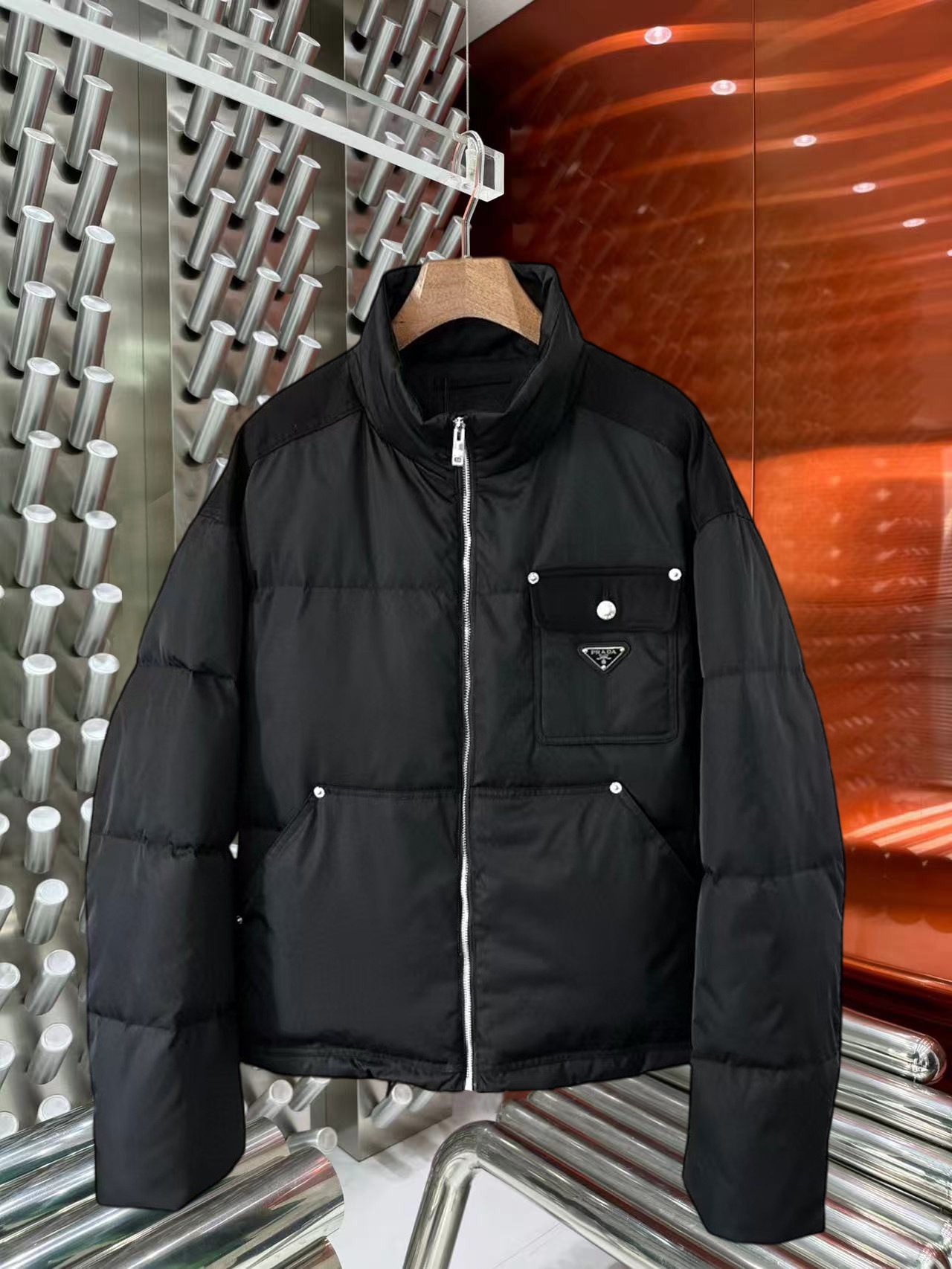 NO:644837,Prada's new 2025 autumn and winter down jacket. This is known as the most expensive down jacket in the world, all 90 down. With a classic logo combination, it is full of visual impact at first sight. It has better thermal insulation performance, is light and not heavy, and has good loft recovery after compression, and it can gather heat and lock in temperature!  Personalized color matching design, fresh and energetic!  There are too many versions circulating in the market. In addition to the different fabrics and workmanship, the biggest difference is that the filling is not goose down at all but feather silk or velvet, etc., and it is not easy to distinguish for those who don’t understand. In addition, the fabrics and workmanship are definitely not of the same level. In short, look for us and you will never go astray. All the exclusive full colors are purchased from genuine development. If you understand the quality of our down jackets, you can safely recommend it with your eyes closed. The three standards are complete!  Uniform series for men and women!  Size M-3XL. Maximum wear is 195 pounds.,,prada,down jacket,alexander wang19860909普拉达 2025秋冬新款羽绒服.这款号称羽绒服届最贵的,全部90绒的.带着经典的Logo组合搭配,第一眼看到就是满满的视觉冲击,保暖性能更出色,轻便不厚重,且压缩后的蓬松度恢复性好,聚热锁温！个性的拼色设计,清新有活力！市面流通的版本实在太多了,除了面料做工不同外,最大的区别就是填充物根本不是鹅绒而是羽丝或手感绒等等,而不懂的根本不容易区分.另外面料和做工也绝对不是一个级别,总之认准我们,让你绝对不跑偏,独家全色全部购入正版开发,懂我们家羽绒服质量的,完全可以放心闭眼推.三标齐全！男女同款系列！码数M-3XL.最大穿到195斤.,,prada,down jacket,alexander wang,Men's clothing