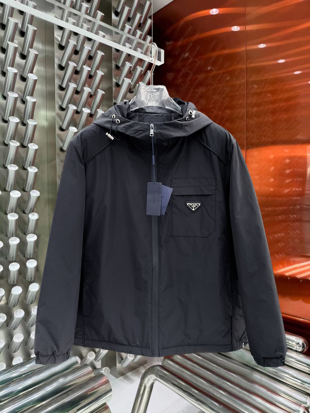 NO:644810,Prada's new 2025ss winter down jacket with all three standards is in perfect condition. It's comfortable and warm, and the color is full and attractive. The design is very outstanding, and it can easily enhance the sense of fashion. The workmanship is extremely sophisticated and rigorous, and the wiring is neat and meticulous!  A masterpiece from a famous designer!  The upper body does not look bloated and is super handsome!  Available sizes M ~ XXXL,,prada,jackets & coats,down jacket,alexander wang19860909普拉达 三标齐全 2025ss冬季新款羽绒棉服外套,秀场新品品相非常完美,舒适保暖,色泽饱满诱人,非常出彩的设计,轻松将时髦感进阶,做工极为考究严谨,走线工整细致！大牌设计师巨作！上身不显臃肿、超级帅气！现货码数M ～ XXXL,,prada,jackets & coats,down jacket,alexander wang,Men's clothing