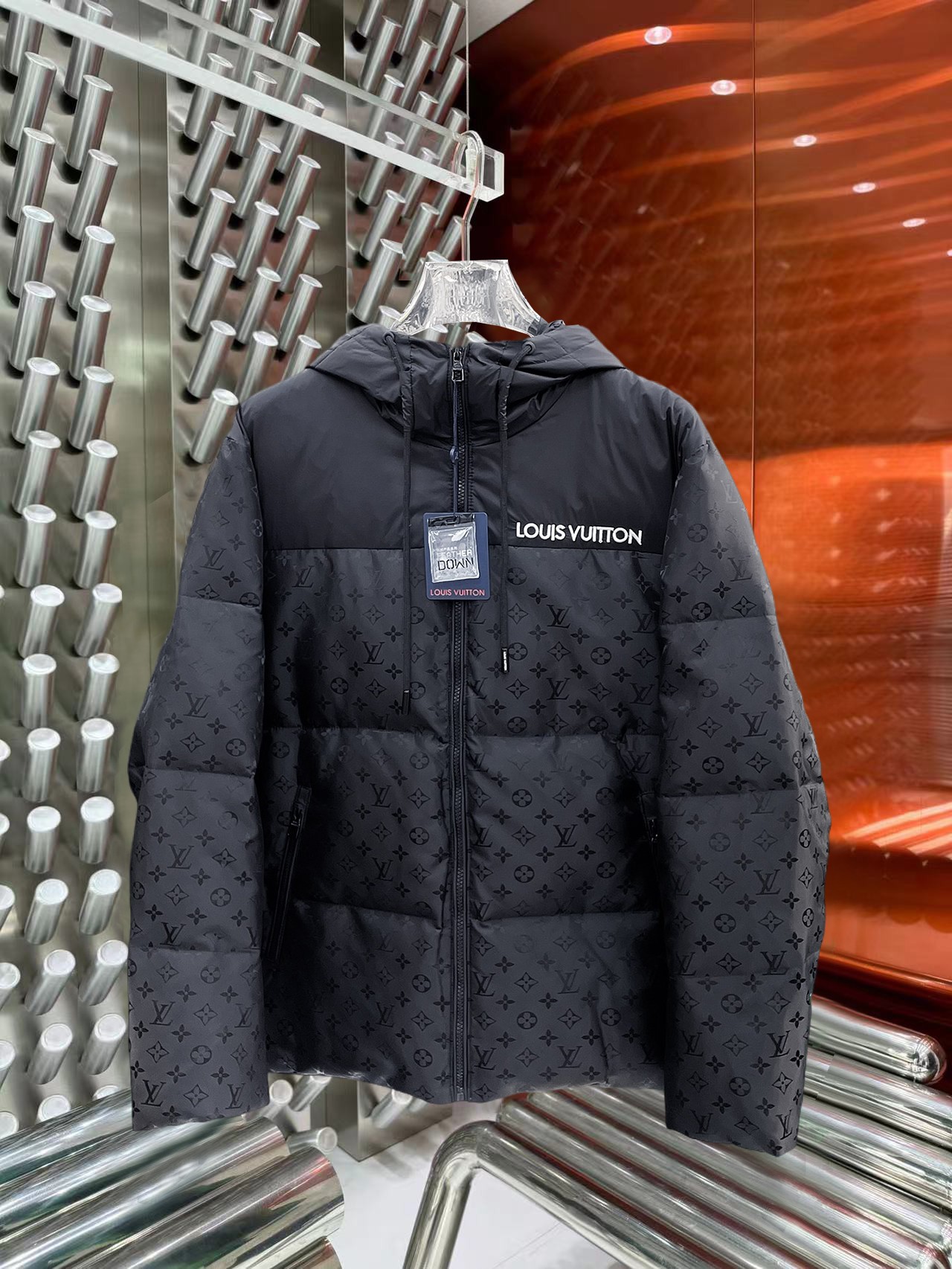 NO:644833,LV 2025 autumn and winter new down jacket. This is known as the most expensive down jacket in the world, all 90 down. With a classic logo combination, it is full of visual impact at first sight. It has better thermal insulation performance, is light and not heavy, and has good loft recovery after compression, and it can gather heat and lock in temperature!  Personalized color matching design, fresh and energetic!  There are too many versions circulating in the market. In addition to the different fabrics and workmanship, the biggest difference is that the filling is not goose down at all but feather silk or velvet, etc., and it is not easy to distinguish for those who don’t understand. In addition, the fabrics and workmanship are definitely not of the same level. In short, look for us and you will never go astray. All the exclusive full colors are purchased from genuine development. If you understand the quality of our down jackets, you can safely recommend it with your eyes closed. The three standards are complete!  Uniform series for men and women!  Size M-3XL. Maximum wear is 195 pounds.,,louis vuitton,down jacket,alexander wang19860909LV 2025秋冬新款羽绒服.这款号称羽绒服届最贵的,全部90绒的.带着经典的Logo组合搭配,第一眼看到就是满满的视觉冲击,保暖性能更出色,轻便不厚重,且压缩后的蓬松度恢复性好,聚热锁温！个性的拼色设计,清新有活力！市面流通的版本实在太多了,除了面料做工不同外,最大的区别就是填充物根本不是鹅绒而是羽丝或手感绒等等,而不懂的根本不容易区分.另外面料和做工也绝对不是一个级别,总之认准我们,让你绝对不跑偏,独家全色全部购入正版开发,懂我们家羽绒服质量的,完全可以放心闭眼推.三标齐全！男女同款系列！码数M-3XL.最大穿到195斤.,,louis vuitton,down jacket,alexander wang,Men's clothing