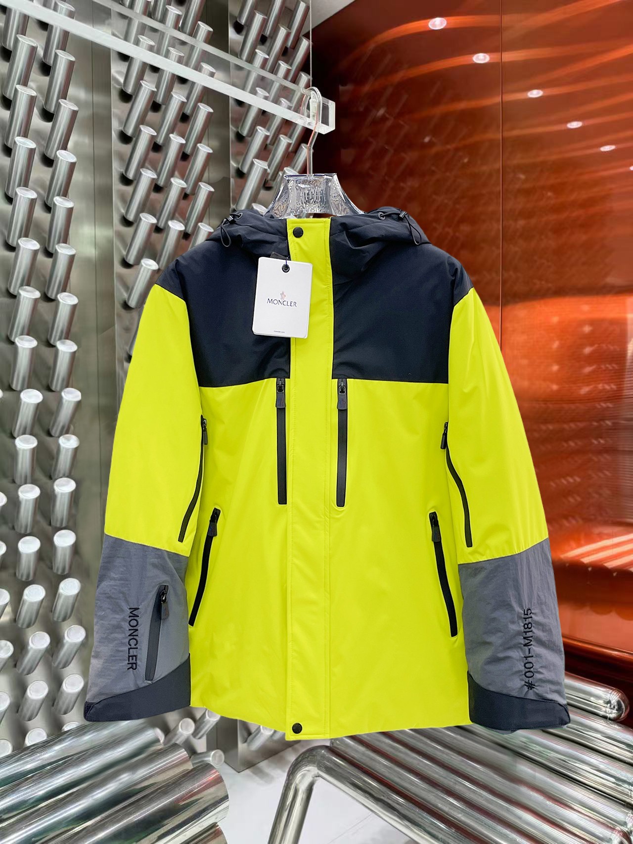 NO:644830,Mengkou's new 2025 autumn and winter down jacket. This is known as the most expensive down jacket in the world, all 90 down. With a classic logo combination, it is full of visual impact at first sight. It has better thermal insulation performance, is light and not heavy, and has good loft recovery after compression, and it can gather heat and lock in temperature!  Personalized color matching design, fresh and energetic!  There are too many versions circulating in the market. In addition to the different fabrics and workmanship, the biggest difference is that the filling is not goose down at all but feather silk or velvet, etc., and it is not easy to distinguish for those who don’t understand. In addition, the fabrics and workmanship are definitely not of the same level. In short, look for us and you will never go astray. All the exclusive full colors are purchased from genuine development. If you understand the quality of our down jackets, you can safely recommend it with your eyes closed. The three standards are complete!  Uniform series for men and women!  Size M-3XL. Maximum wear is 195 pounds.,,Moncler,down jacket,alexander wang19860909蒙口 2025秋冬新款羽绒服.这款号称羽绒服届最贵的,全部90绒的.带着经典的Logo组合搭配,第一眼看到就是满满的视觉冲击,保暖性能更出色,轻便不厚重,且压缩后的蓬松度恢复性好,聚热锁温！个性的拼色设计,清新有活力！市面流通的版本实在太多了,除了面料做工不同外,最大的区别就是填充物根本不是鹅绒而是羽丝或手感绒等等,而不懂的根本不容易区分.另外面料和做工也绝对不是一个级别,总之认准我们,让你绝对不跑偏,独家全色全部购入正版开发,懂我们家羽绒服质量的,完全可以放心闭眼推.三标齐全！男女同款系列！码数M-3XL.最大穿到195斤.,,Moncler,down jacket,alexander wang,Men's clothing