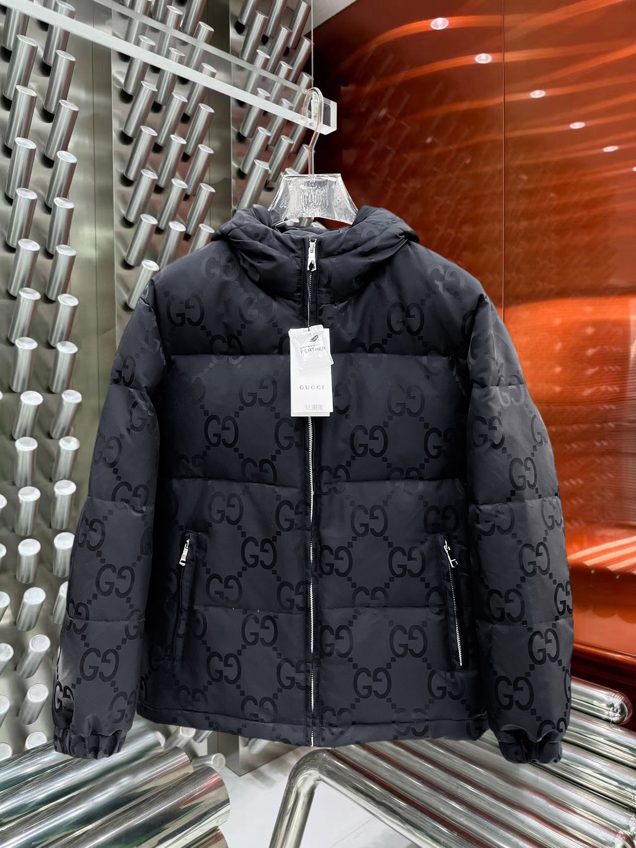 NO:644828,Gucci's new 2025 autumn and winter down jacket. This is known as the most expensive down jacket in the world, all 90 down. With a classic logo combination, it is full of visual impact at first sight. It has better thermal insulation performance, is light and not heavy, and has good loft recovery after compression, and it can gather heat and lock in temperature!  Personalized color matching design, fresh and energetic!  There are too many versions circulating in the market. In addition to the different fabrics and workmanship, the biggest difference is that the filling is not goose down at all but feather silk or velvet, etc., and it is not easy to distinguish for those who don’t understand. In addition, the fabrics and workmanship are definitely not of the same level. In short, look for us and you will never go astray. All the exclusive full colors are purchased from genuine development. If you understand the quality of our down jackets, you can safely recommend it with your eyes closed. The three standards are complete!  Uniform series for men and women!  Size M-3XL. Maximum wear is 195 pounds.,,down jacket,alexander wang19860909古奇 2025秋冬新款羽绒服.这款号称羽绒服届最贵的,全部90绒的.带着经典的Logo组合搭配,第一眼看到就是满满的视觉冲击,保暖性能更出色,轻便不厚重,且压缩后的蓬松度恢复性好,聚热锁温！个性的拼色设计,清新有活力！市面流通的版本实在太多了,除了面料做工不同外,最大的区别就是填充物根本不是鹅绒而是羽丝或手感绒等等,而不懂的根本不容易区分.另外面料和做工也绝对不是一个级别,总之认准我们,让你绝对不跑偏,独家全色全部购入正版开发,懂我们家羽绒服质量的,完全可以放心闭眼推.三标齐全！男女同款系列！码数M-3XL.最大穿到195斤.,,down jacket,alexander wang,Men's clothing