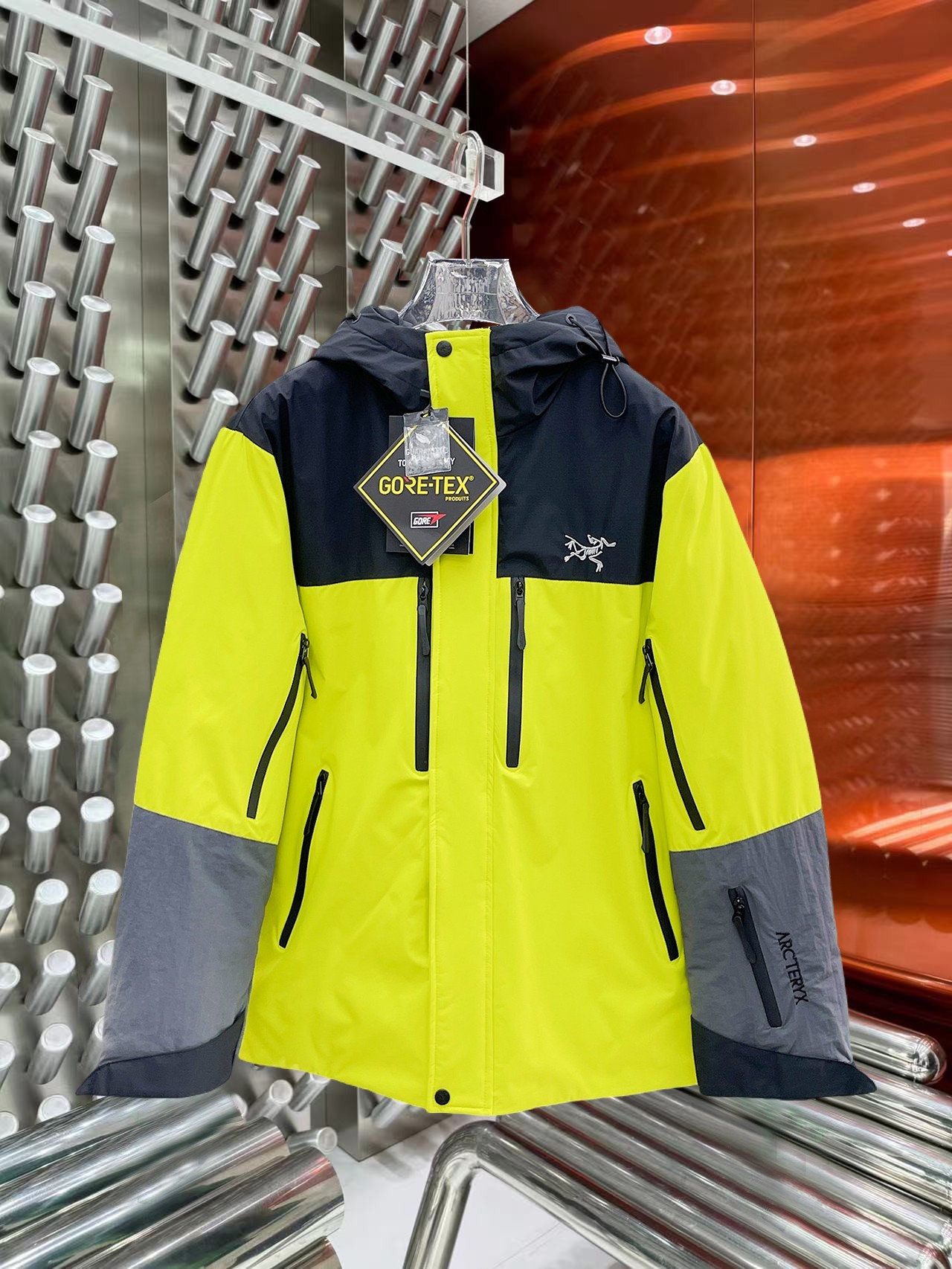 NO:644825,Arc'teryx's new 2025 autumn and winter down jacket. This is known as the most expensive down jacket in the world, all 90 down. With a classic logo combination, it is full of visual impact at first sight. It has better thermal insulation performance, is light and not heavy, and has good loft recovery after compression, and it can gather heat and lock in temperature!  Personalized color matching design, fresh and energetic!  There are too many versions circulating in the market. In addition to the different fabrics and workmanship, the biggest difference is that the filling is not goose down at all but feather silk or velvet, etc., and it is not easy to distinguish for those who don’t understand. In addition, the fabrics and workmanship are definitely not of the same level. In short, look for us and you will never go astray. All the exclusive full colors are purchased from genuine development. If you understand the quality of our down jackets, you can safely recommend it with your eyes closed. The three standards are complete!  Uniform series for men and women!  Size M-3XL. Maximum wear is 195 pounds.,arc'teryx,down jacket,alexander wang19860909始祖鸟 2025秋冬新款羽绒服.这款号称羽绒服届最贵的,全部90绒的.带着经典的Logo组合搭配,第一眼看到就是满满的视觉冲击,保暖性能更出色,轻便不厚重,且压缩后的蓬松度恢复性好,聚热锁温！个性的拼色设计,清新有活力！市面流通的版本实在太多了,除了面料做工不同外,最大的区别就是填充物根本不是鹅绒而是羽丝或手感绒等等,而不懂的根本不容易区分.另外面料和做工也绝对不是一个级别,总之认准我们,让你绝对不跑偏,独家全色全部购入正版开发,懂我们家羽绒服质量的,完全可以放心闭眼推.三标齐全！男女同款系列！码数M-3XL.最大穿到195斤.,arc'teryx,down jacket,alexander wang,Men's clothing