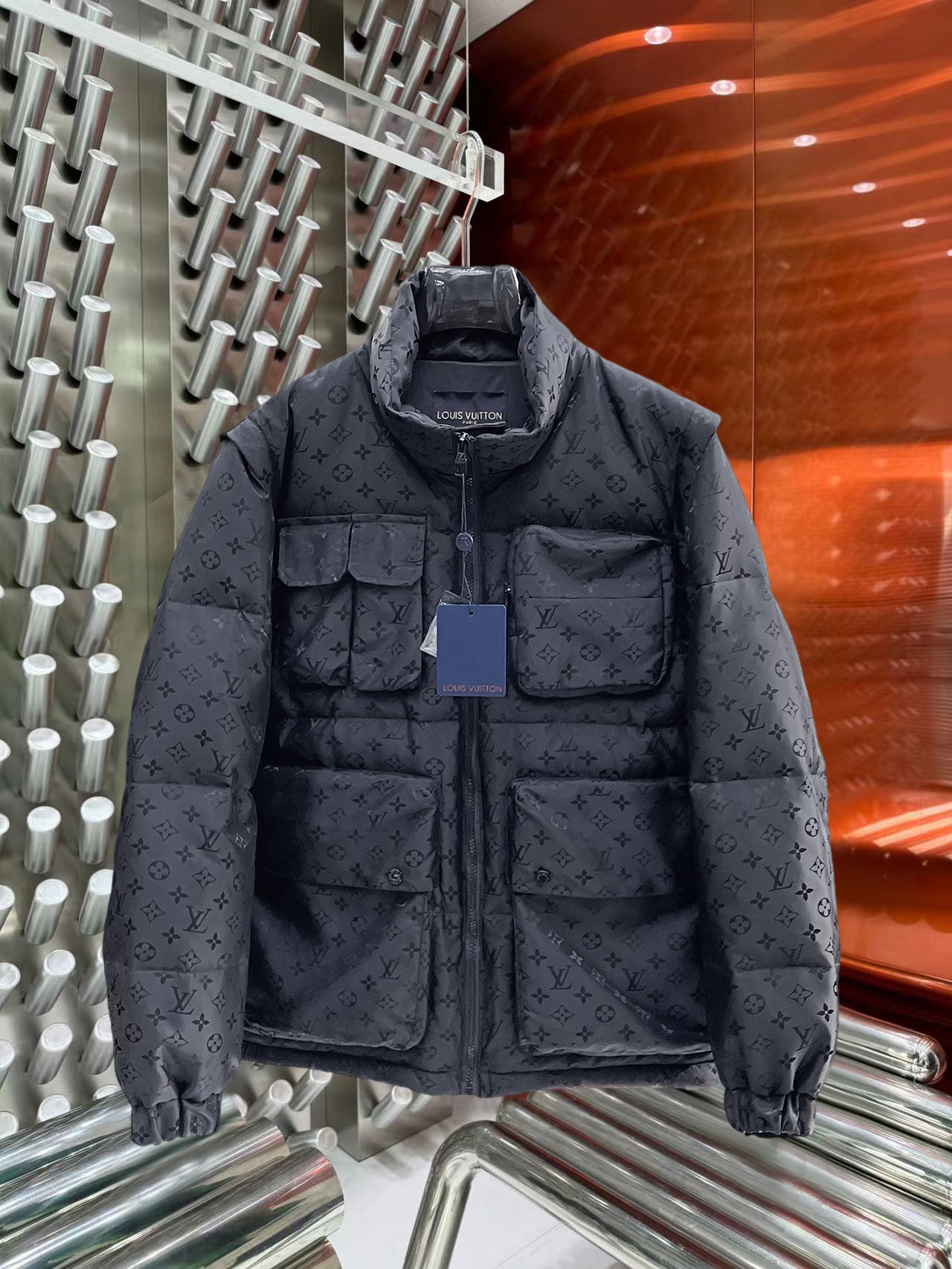 NO:644829,LV 2025 autumn and winter new down jacket. One type of clothing, two ways to wear it!  This down jacket is said to be the most expensive in the world, all 90 down. It has a classic logo combination, and it is full of visual impact at first sight. It has better thermal insulation performance, is light and not heavy, and has good fluff recovery after compression, and it can gather heat and lock in temperature!  Personalized color matching design, fresh and energetic!  There are too many versions circulating in the market. In addition to the different fabrics and workmanship, the biggest difference is that the filling is not goose down at all but feather silk or velvet, etc., and it is not easy to distinguish for those who don’t understand. In addition, the fabrics and workmanship are definitely not of the same level. In short, look for us and you will never go astray. All the exclusive full colors are purchased from genuine development. If you understand the quality of our down jackets, you can safely recommend it with your eyes closed. The three standards are complete!  Uniform series for men and women!  Size M-3XL. Maximum wear is 195 pounds.,,louis vuitton,down jacket,alexander wang19860909LV 2025秋冬新款羽绒服.一种衣服两种穿法！这款号称羽绒服届最贵的,全部90绒的.带着经典的Logo组合搭配,第一眼看到就是满满的视觉冲击,保暖性能更出色,轻便不厚重,且压缩后的蓬松度恢复性好,聚热锁温！个性的拼色设计,清新有活力！市面流通的版本实在太多了,除了面料做工不同外,最大的区别就是填充物根本不是鹅绒而是羽丝或手感绒等等,而不懂的根本不容易区分.另外面料和做工也绝对不是一个级别,总之认准我们,让你绝对不跑偏,独家全色全部购入正版开发,懂我们家羽绒服质量的,完全可以放心闭眼推.三标齐全！男女同款系列！码数M-3XL.最大穿到195斤.,,louis vuitton,down jacket,alexander wang,Men's clothing