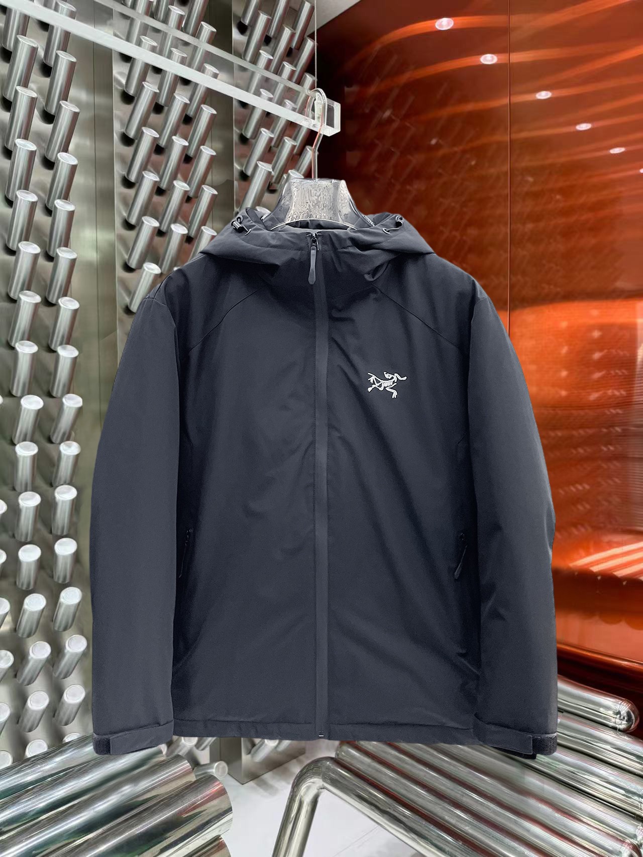 NO:644826,Arc'teryx's new 2025 autumn and winter down jacket. This is known as the most expensive down jacket in the world, all 90 down. With a classic logo combination, it is full of visual impact at first sight. It has better thermal insulation performance, is light and not heavy, and has good loft recovery after compression, and it can gather heat and lock in temperature!  Personalized color matching design, fresh and energetic!  There are too many versions circulating in the market. In addition to the different fabrics and workmanship, the biggest difference is that the filling is not goose down at all but feather silk or velvet, etc., and it is not easy to distinguish for those who don’t understand. In addition, the fabrics and workmanship are definitely not of the same level. In short, look for us and you will never go astray. All the exclusive full colors are purchased from genuine development. If you understand the quality of our down jackets, you can safely recommend it with your eyes closed. The three standards are complete!  Uniform series for men and women!  Size M-3XL. Maximum wear is 195 pounds.,arc'teryx,down jacket,alexander wang19860909始祖鸟 2025秋冬新款羽绒服.这款号称羽绒服届最贵的,全部90绒的.带着经典的Logo组合搭配,第一眼看到就是满满的视觉冲击,保暖性能更出色,轻便不厚重,且压缩后的蓬松度恢复性好,聚热锁温！个性的拼色设计,清新有活力！市面流通的版本实在太多了,除了面料做工不同外,最大的区别就是填充物根本不是鹅绒而是羽丝或手感绒等等,而不懂的根本不容易区分.另外面料和做工也绝对不是一个级别,总之认准我们,让你绝对不跑偏,独家全色全部购入正版开发,懂我们家羽绒服质量的,完全可以放心闭眼推.三标齐全！男女同款系列！码数M-3XL.最大穿到195斤.,arc'teryx,down jacket,alexander wang,Men's clothing