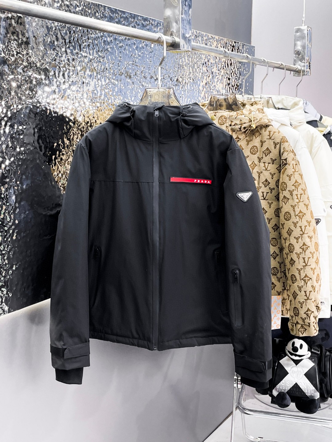 NO:644822,Prada's 2025 spring and winter new down jacket. This is known as the most expensive down jacket in the industry, with 90 down in total. With a classic logo combination, it is full of visual impact at first sight. It has better thermal insulation performance, is light and not heavy, and has good loft recovery after compression, and it can gather heat and lock in temperature!  Personalized color matching design, fresh and energetic!  There are too many versions circulating in the market. In addition to the different fabrics and workmanship, the biggest difference is that the filling is not goose down at all but feather silk or velvet, etc., and it is not easy to distinguish for those who don’t understand. In addition, the fabrics and workmanship are definitely not of the same level. In short, look for us and you will never go astray. All the exclusive full colors are purchased from genuine development. If you understand the quality of our down jackets, you can safely recommend it with your eyes closed. The three standards are complete!  Uniform series for men and women!  Size M-3XL. Maximum wear is 195 pounds.,,prada,down jacket,alexander wang19860909普拉达 2025春冬新款羽绒服.这款号称羽绒服届最贵的,全部90绒的.带着经典的Logo组合搭配,第一眼看到就是满满的视觉冲击,保暖性能更出色,轻便不厚重,且压缩后的蓬松度恢复性好,聚热锁温！个性的拼色设计,清新有活力！市面流通的版本实在太多了,除了面料做工不同外,最大的区别就是填充物根本不是鹅绒而是羽丝或手感绒等等,而不懂的根本不容易区分.另外面料和做工也绝对不是一个级别,总之认准我们,让你绝对不跑偏,独家全色全部购入正版开发,懂我们家羽绒服质量的,完全可以放心闭眼推.三标齐全！男女同款系列！码数M-3XL.最大穿到195斤.,,prada,down jacket,alexander wang,Men's clothing