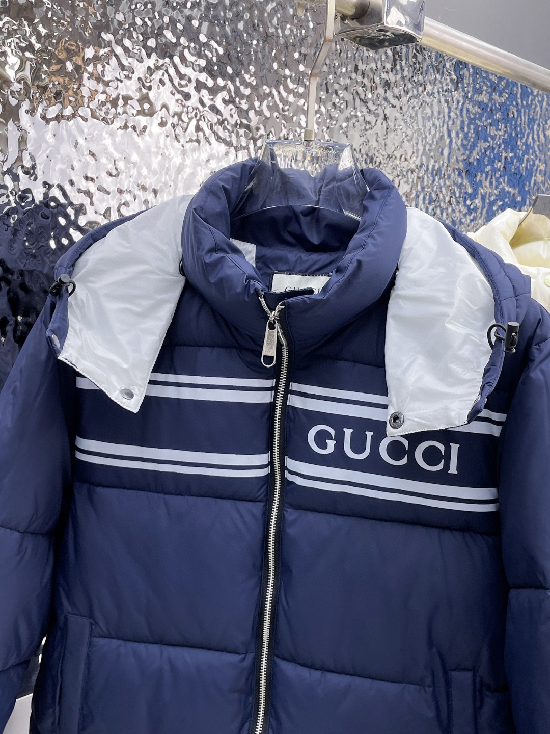   古奇  三标齐全    ss冬季新款羽绒棉服外套，秀场新品‼品相非常完美，舒适保暖，色泽饱满诱人，非