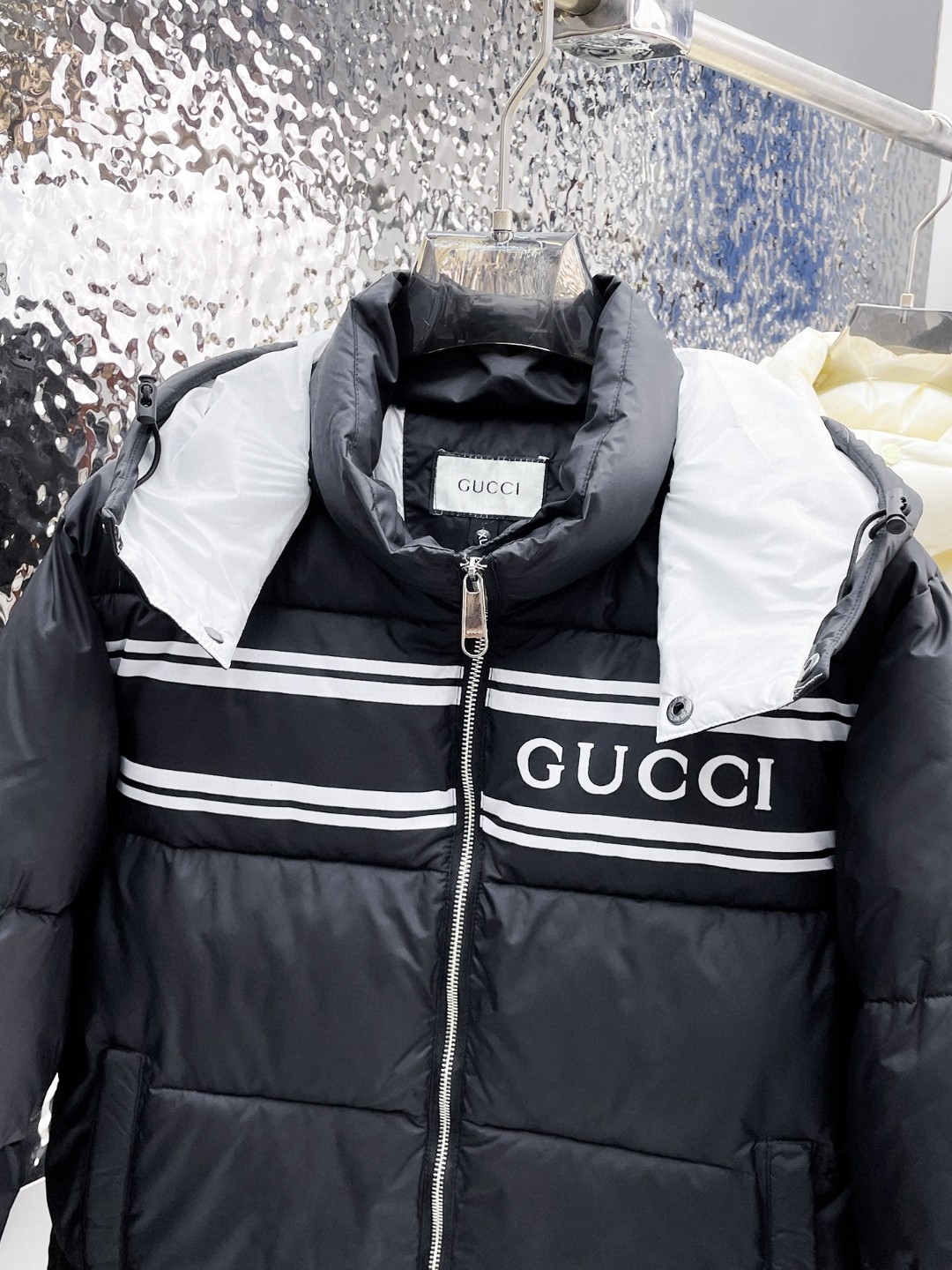   古奇  三标齐全    ss冬季新款羽绒棉服外套，秀场新品‼品相非常完美，舒适保暖，色泽饱满诱人，非