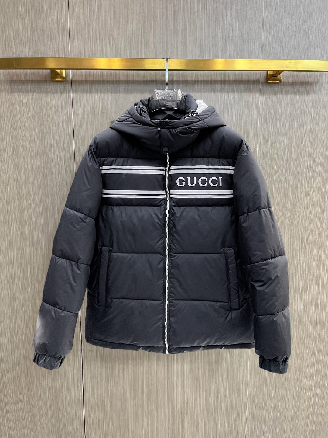 NO:653565,Gucci's three-standard complete ss new winter down jacket, the new product on the show is in perfect condition, comfortable and warm, the color is full and attractive, the design is very brilliant, it can easily enhance the fashion sense, the workmanship is extremely sophisticated and rigorous, and the wiring is neat and meticulous!  A masterpiece from a famous designer!  The upper body does not look bloated and is super handsome!  Available sizes M ~ XXXL,,jackets & coats,down jacket,alexander wang19860909古奇 三标齐全 ss冬季新款羽绒棉服外套,秀场新品品相非常完美,舒适保暖,色泽饱满诱人,非常出彩的设计,轻松将时髦感进阶,做工极为考究严谨,走线工整细致！大牌设计师巨作！上身不显臃肿、超级帅气！现货码数M ～ XXXL,,jackets & coats,down jacket,alexander wang,Men's clothing