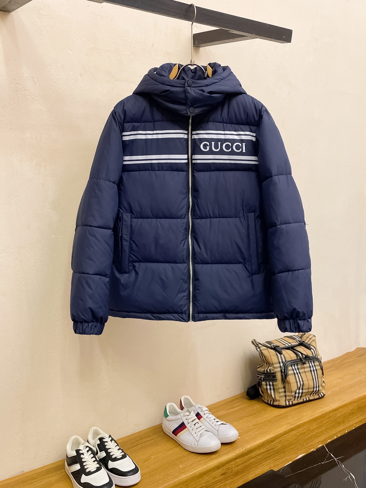 NO:646161,Gucci's new 2025ss winter down jacket with all three standards, the new product on the show is in perfect condition, comfortable and warm, the color is full and attractive, the design is very outstanding, it can easily enhance the sense of fashion, the workmanship is extremely sophisticated and rigorous, and the wiring is neat and meticulous!  A masterpiece from a famous designer!  The upper body does not look bloated and is super handsome!  Available sizes M ~  A masterpiece from a famous designer!  The upper body does not look bloated and is super handsome!  Available sizes M ~ XXXL,,loro pianaarc'teryx,jackets & coats,down jacket,alexander wang19860909古奇 三标齐全 2025ss冬季新款羽绒棉服外套,秀场新品品相非常完美,舒适保暖,色泽饱满诱人,非常出彩的设计,轻松将时髦感进阶,做工极为考究严谨,走线工整细致！大牌设计师巨作！上身不显臃肿、超级帅气！现货码数M ～ XXXL 始祖鸟 三标齐全 2025ss冬季新款羽绒棉服外套,秀场新品品相非常完美,舒适保暖,色泽饱满诱人,非常出彩的设计,轻松将时髦感进阶,做工极为考究严谨,走线工整细致！大牌设计师巨作！上身不显臃肿、超级帅气！现货码数M ～ XXXL,,loro pianaarc'teryx,jackets & coats,down jacket,alexander wang,Men's clothing