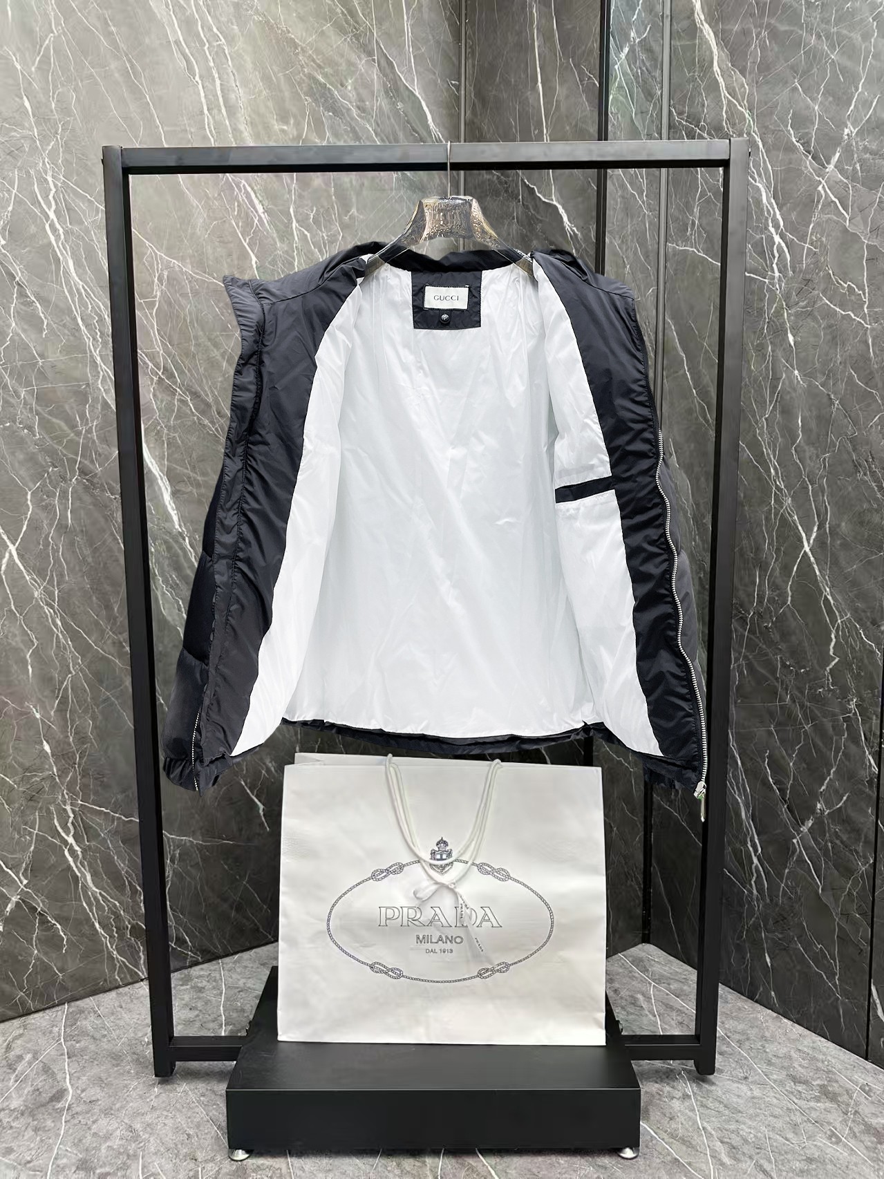   古奇  三标齐全    ss冬季新款羽绒棉服外套，秀场新品‼品相非常完美，舒适保暖，色泽饱满诱人，非