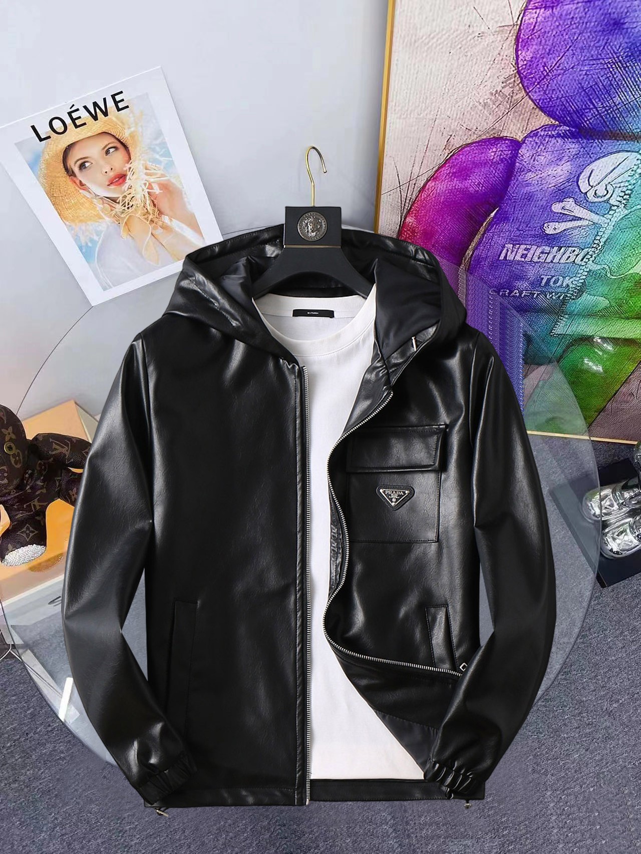 NO:648263,The same model from Prada official website, complete with three labels, on sale in advance. 2025ss new men's leather jacket jacket for autumn, high-end version with complete three labels from original order. Custom-made fabrics at the counter. Highly breathable and comfortable, impeccable details, brand element design concept, reflecting high quality. Delicate and soft feel. Casual tailoring, excellent upper body shape. Size M～3XL, maximum wearing capacity is 195 catties., prada,jackets & coats,jackets & coats,leather jacket,alexander  wang19860909普拉达官网同款,三标齐全,提前发售 2025ss开秋新款男士皮衣夹克外套,原单三标齐全高端版本 专柜定制面料 透气舒适度高,细节无可挑剔,品牌元素设计理念,体现高品质.手感细腻柔软 呈现休闲裁剪,上身版型超赞 码数M～3XL,最大穿195斤,,prada,jackets & coats,jackets & coats,leather jacket,alexander wang,Men's clothing