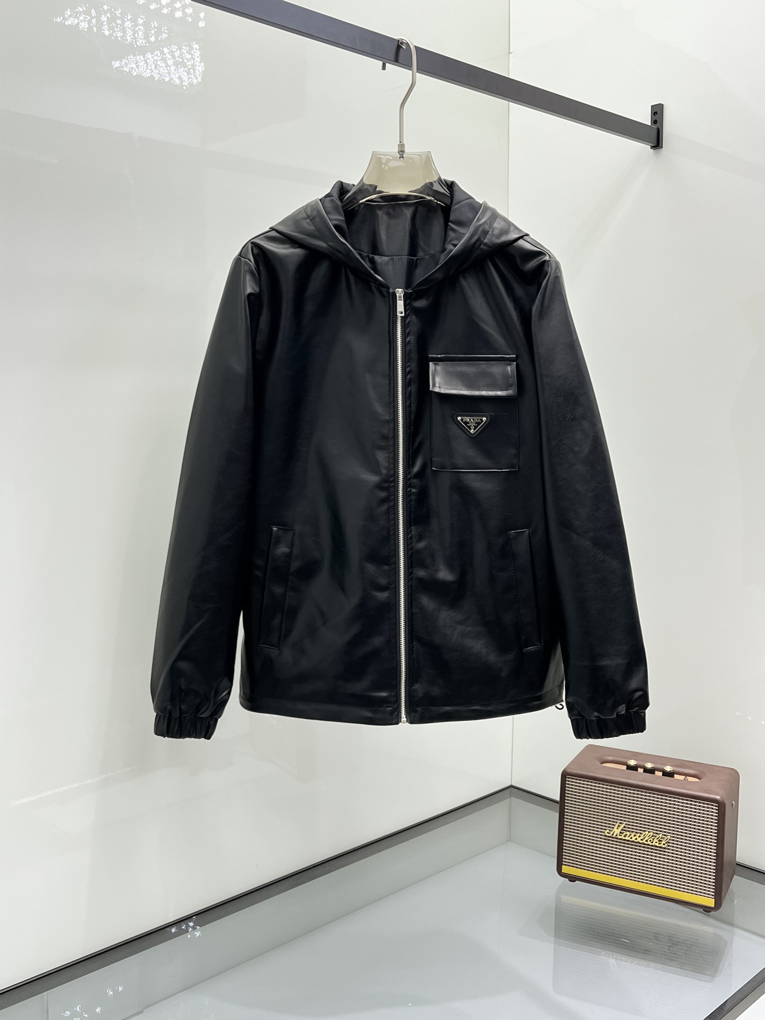 NO:131540,Prada's official website has the same style, complete three standards, and is available in advance. SS's new men's leather jacket jacket, original three standards, high-end version, customized counter fabric, breathable and comfortable, impeccable details, brand element design concept, reflecting high quality. The feel is delicate and soft, presents casual cut, and the upper body style is superb. The number of sizes M~3XL, maximum wear 195 catties, prada, jackets & coats, jackets & coats, leather jacket, alexander wang19860909普拉达 官网同款,三标齐全,提前发售 ss开春新款男士皮衣夹克外套,原单三标齐全高端版本 专柜定制面料 透气舒适度高,细节无可挑剔,品牌元素设计理念,体现高品质.手感细腻柔软 呈现休闲裁剪,上身版型超赞 码数M～3XL,最大穿195斤,,prada,jackets & coats,jackets & coats,leather jacket,alexander wang,Men's clothing