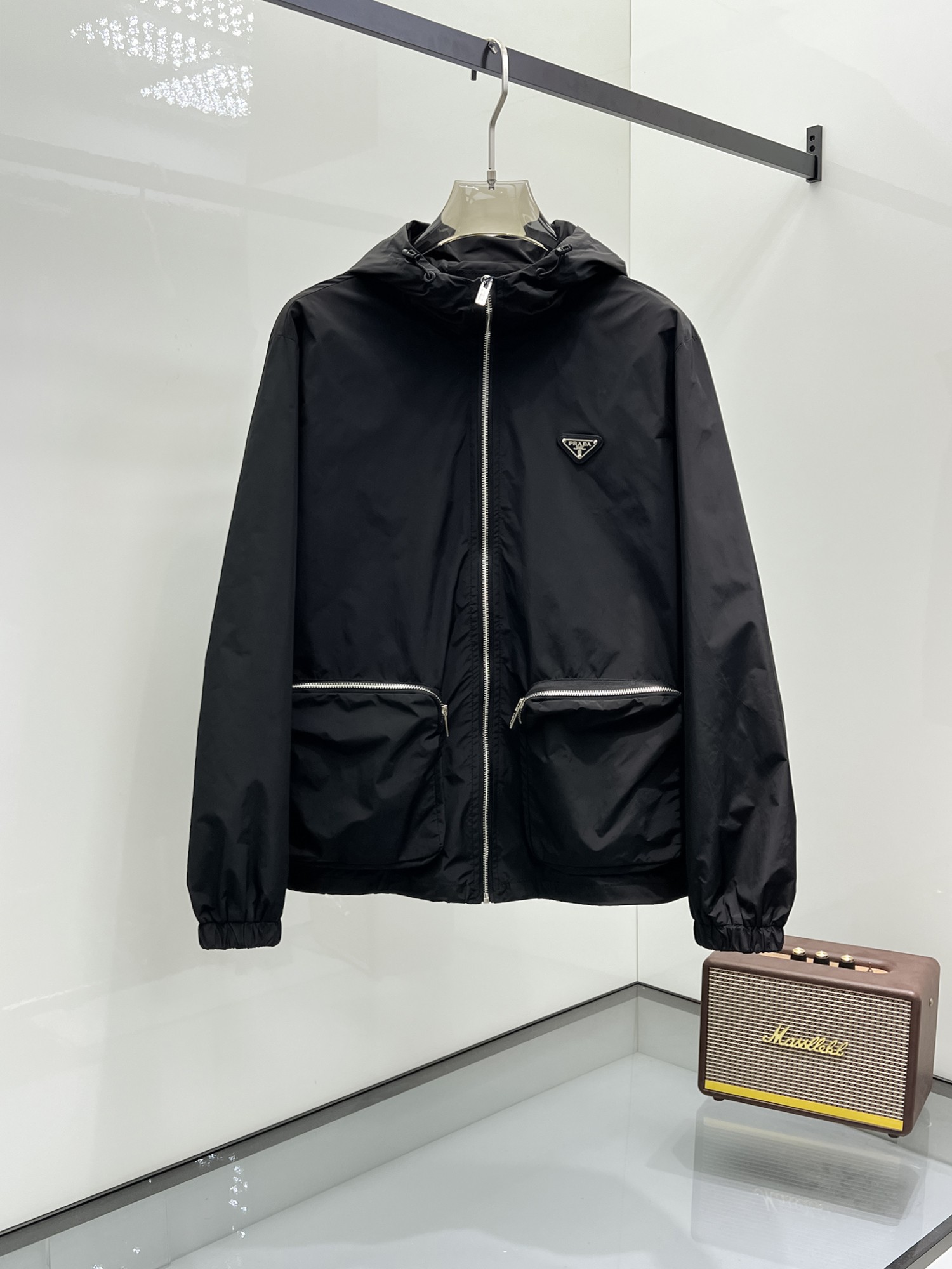 NO:131545,The same style on Prada official website, complete three standards, released in advance. SS Spring New Men's Jacket Jacket, original three standards, full high-end version. Customized counter fabric, breathable and comfortable, impeccable details, brand elements design concept, reflecting high quality. The feel is delicate and soft, presents casual cut, and the upper body style is superb. The number of sizes M~3XL, maximum wear 195 catties, prada, jackets & coats, jackets & coats, alexander wang19860909普拉达官网同款,三标齐全,提前发售 ss开春新款男士夹克外套,原单三标齐全高端版本 专柜定制面料 透气舒适度高,细节无可挑剔,品牌元素设计理念,体现高品质.手感细腻柔软 呈现休闲裁剪,上身版型超赞 码数M～3XL,最大穿195斤,,prada,jackets & coats,jackets & coats,alexander wang,Men's clothing