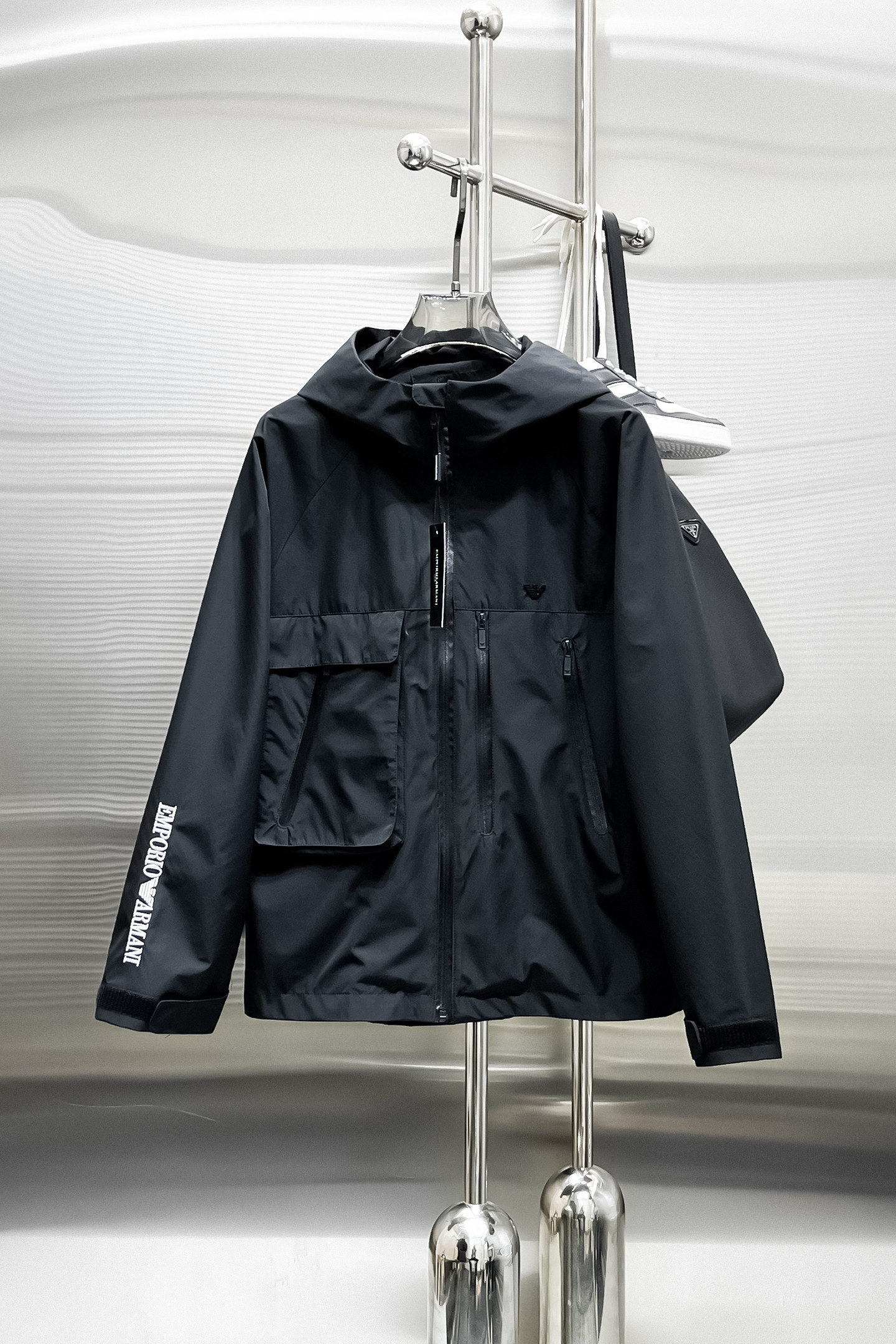 NO:849785,Same style as Armani official website, on sale in advance!  2026ss new men's jacket, original three-standard high-end version!  With hidden hood, custom-made fabrics at the counter, highly breathable and comfortable, impeccable details, brand element design concept, reflecting high quality. It feels delicate and soft!  It presents a casual cut and the upper body shape is awesome!  Size M～3XL, maximum wearing capacity is 195 catties.,,armani,jackets & coats,jackets & coats,hats,19860909阿玛尼 官网同款,提前发售！2026ss新款男士夹克外套,原单三标齐全高端版本！带隐藏帽,专柜定制面料 透气舒适度高,细节无可挑剔,品牌元素设计理念,体现高品质.手感细腻柔软！呈现休闲裁剪,上身版型超赞！码数M～3XL,最大穿195斤.,,armani,jackets & coats,jackets & coats,hats,,Men's clothing