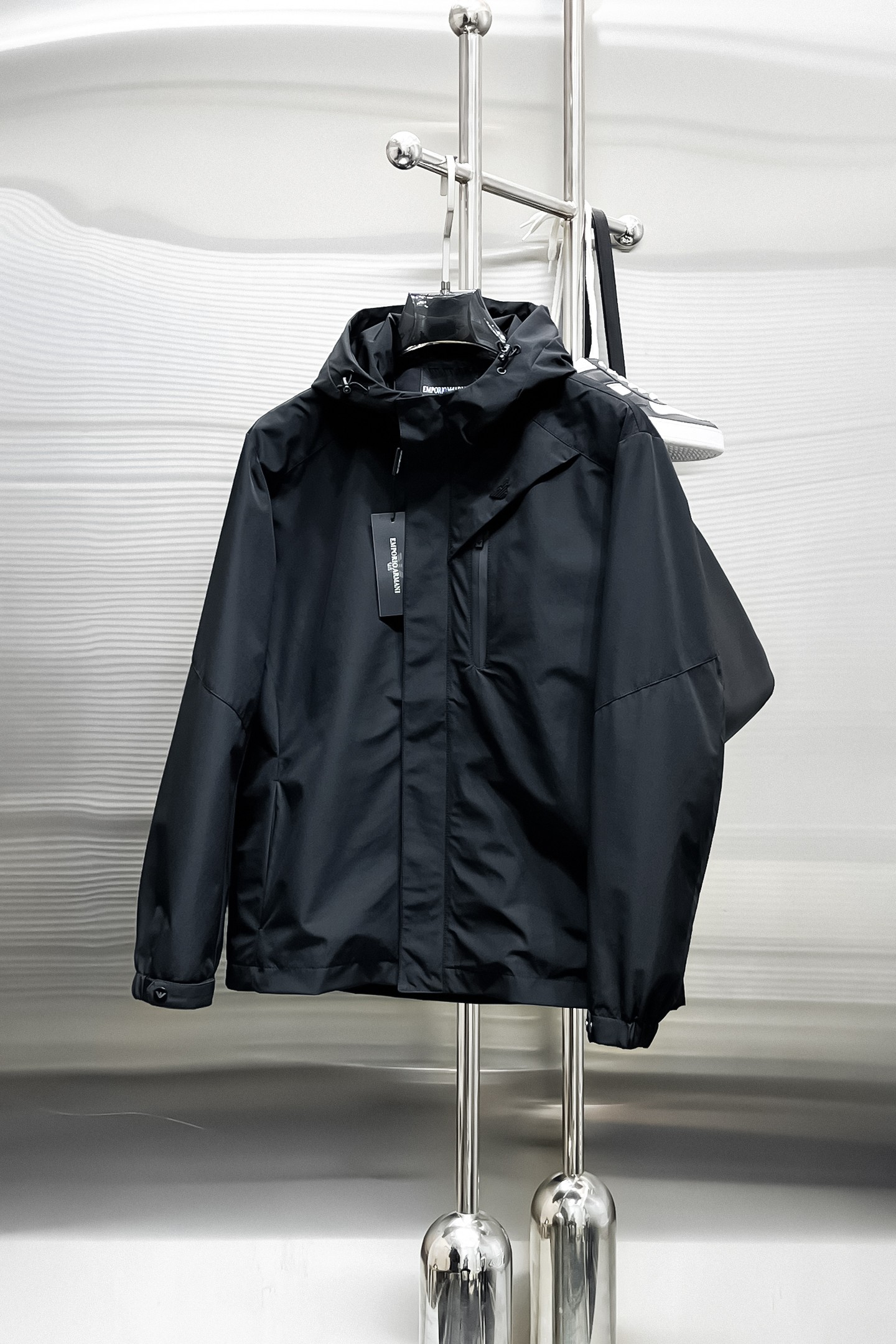 NO:849789,Same style as Armani official website, on sale in advance!  2026ss new men's jacket, original three-standard high-end version!  With hidden hood, custom-made fabrics at the counter, highly breathable and comfortable, impeccable details, brand element design concept, reflecting high quality. It feels delicate and soft!  It presents a casual cut and the upper body shape is awesome!  Size M～3XL, maximum wearing capacity is 195 catties.,,armani,jackets & coats,jackets & coats,hats,19860909阿玛尼 官网同款,提前发售！2026ss新款男士夹克外套,原单三标齐全高端版本！带隐藏帽,专柜定制面料 透气舒适度高,细节无可挑剔,品牌元素设计理念,体现高品质.手感细腻柔软！呈现休闲裁剪,上身版型超赞！码数M～3XL,最大穿195斤.,,armani,jackets & coats,jackets & coats,hats,,Men's clothing