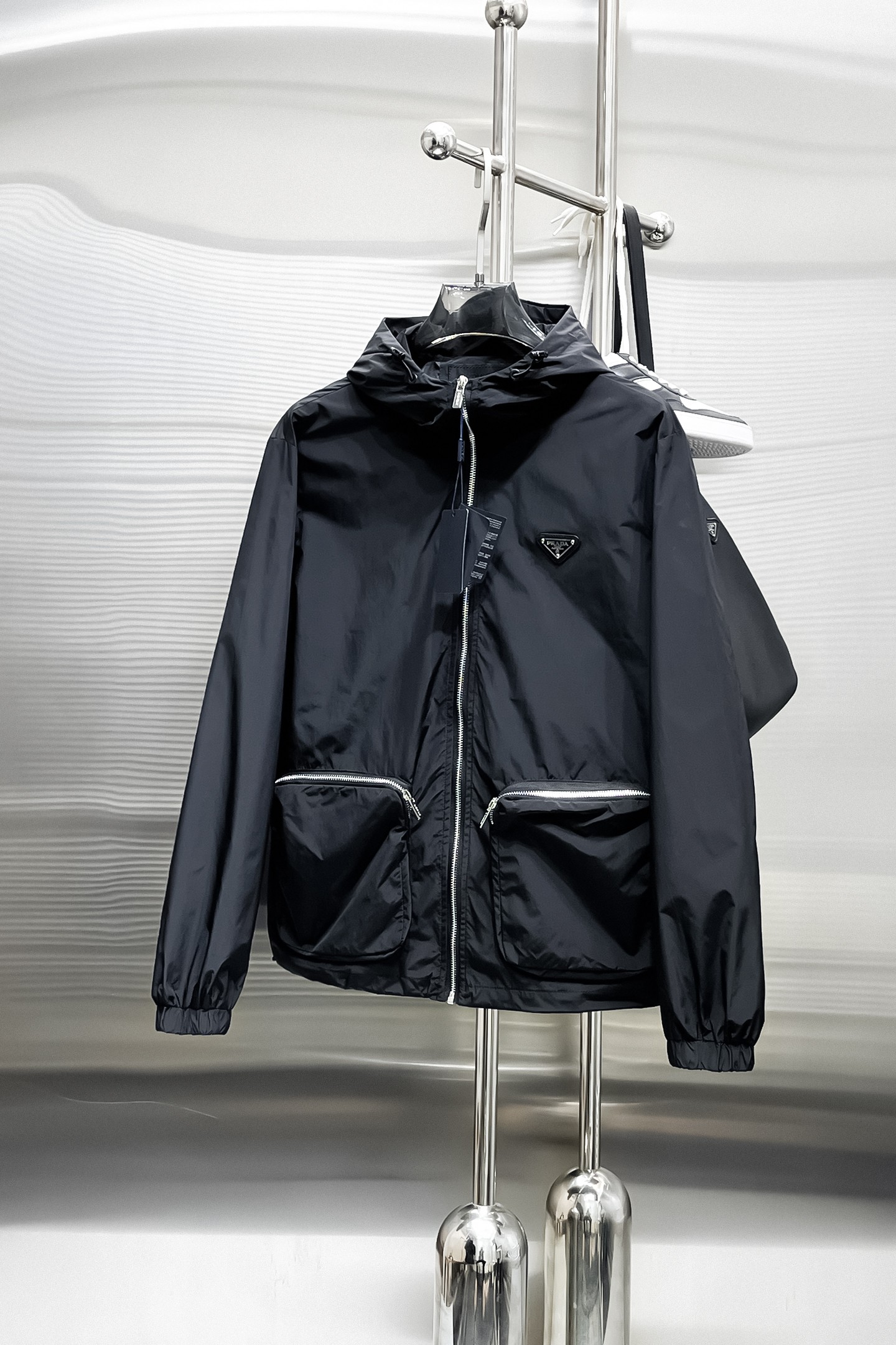 NO:876617,Same style as Prada official website, on sale in advance!  2026ss new men's jacket, original three-standard high-end version!  Hooded, counter-customized fabric with high breathability and comfort, impeccable details, brand element design concept, reflecting high quality. It feels delicate and soft!  It presents a casual cut and the upper body shape is awesome!  Size M～3XL, maximum wearing capacity is 195 catties.,,prada,jackets & coats,jackets & coats,hats,19860909普拉达 官网同款,提前发售！2026ss新款男士夹克外套,原单三标齐全高端版本！带帽,专柜定制面料 透气舒适度高,细节无可挑剔,品牌元素设计理念,体现高品质.手感细腻柔软！呈现休闲裁剪,上身版型超赞！码数M～3XL,最大穿195斤.,,prada,jackets & coats,jackets & coats,hats,,Men's clothing
