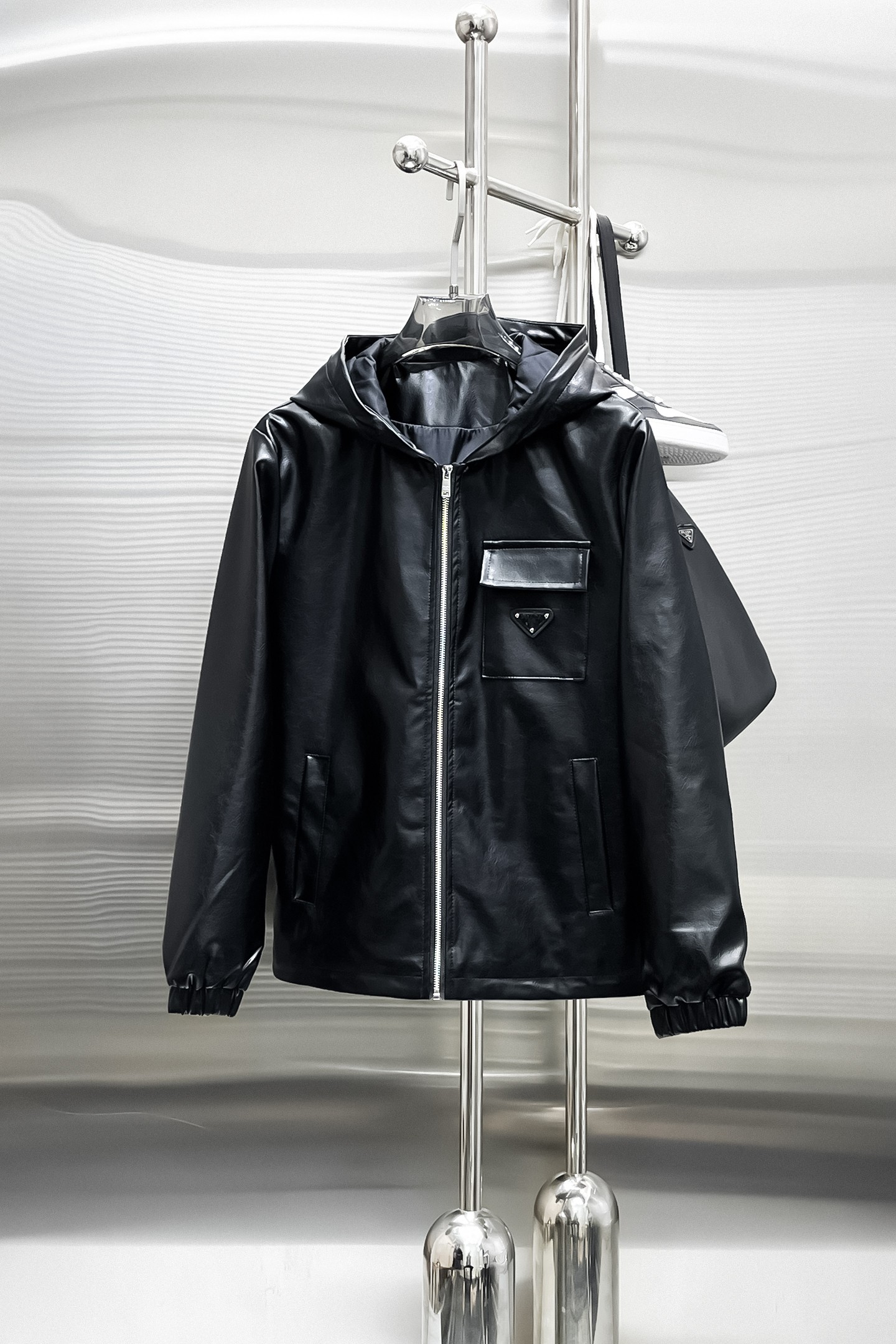 NO:849787,Same style on Prada official website, on sale in advance!  2026ss new men's leather jacket, original three-standard high-end version!  Hooded, counter-customized fabric with high breathability and comfort, impeccable details, brand element design concept, reflecting high quality. It feels delicate and soft!  It presents a casual cut and the upper body shape is awesome!  Size M～3XL, maximum wear is 195 catties.,,prada,jackets & coats,jackets & coats,leather jacket,hats,19860909普拉达官网同款,提前发售！2026ss新款男士皮衣夹克外套,原单三标齐全高端版本！带帽,专柜定制面料 透气舒适度高,细节无可挑剔,品牌元素设计理念,体现高品质.手感细腻柔软！呈现休闲裁剪,上身版型超赞！码数M～3XL,最大穿195斤.,,prada,jackets & coats,jackets & coats,leather jacket,hats,,Men's clothing