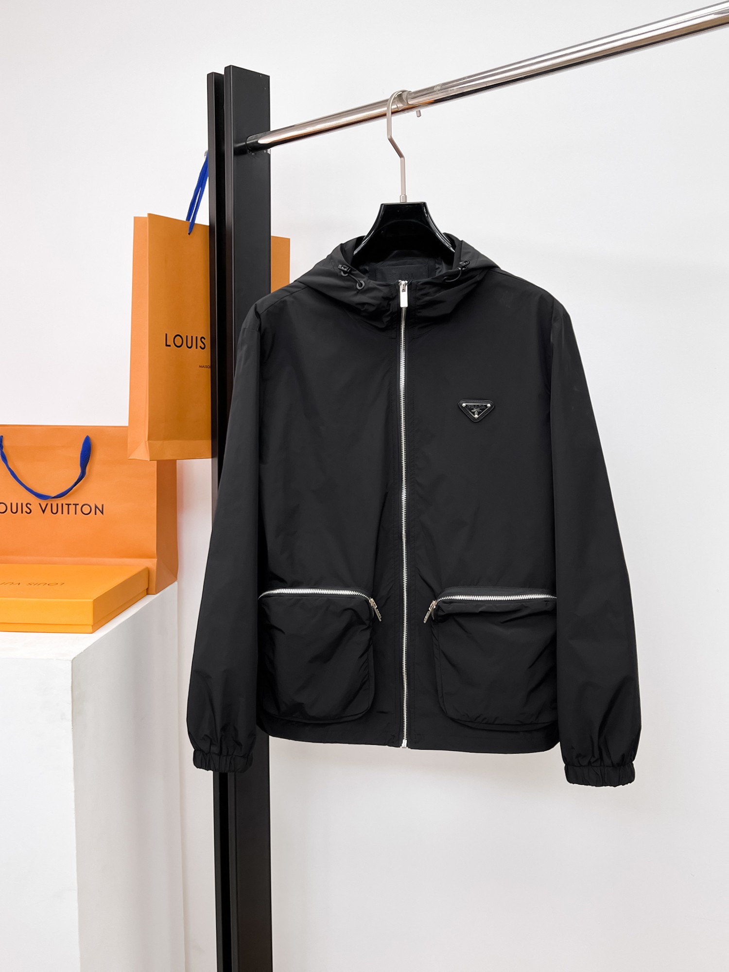 NO:662464,Same style as Prada official website, on sale in advance!  2025ss new men's jacket, original three-standard high-end version!  With hidden hood, custom-made fabrics at the counter, highly breathable and comfortable, impeccable details, brand element design concept, reflecting high quality. It feels delicate and soft!  It presents a casual cut and the upper body shape is awesome!  Size M～3XL, maximum wear is 195kg.,,prada,jackets & coats,jackets & coats,hats, 19860909普拉达 官网同款,提前发售！2025ss新款男士夹克外套,原单三标齐全高端版本！带隐藏帽,专柜定制面料 透气舒适度高,细节无可挑剔,品牌元素设计理念,体现高品质.手感细腻柔软！呈现休闲裁剪,上身版型超赞！码数M～3XL,最大穿195斤.,,prada,jackets & coats,jackets & coats,hats, ,Men's clothing