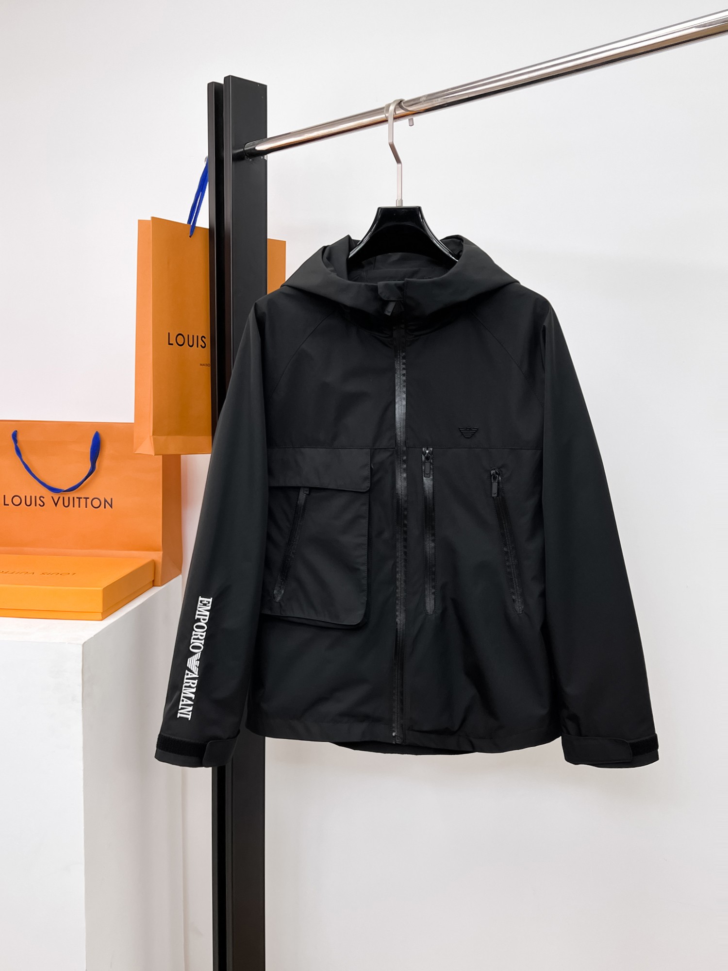 NO:662459,Same style as Armani official website, on sale in advance!  2025ss new men's jacket, original three-standard high-end version!  With hidden hood, custom-made fabrics at the counter, highly breathable and comfortable, impeccable details, brand element design concept, reflecting high quality. It feels delicate and soft!  It presents a casual cut and the upper body shape is awesome!  Size M～3XL, maximum wear is 195kg.,,armani,jackets & coats,jackets & coats,hats, 19860909阿玛尼 官网同款,提前发售！2025ss新款男士夹克外套,原单三标齐全高端版本！带隐藏帽,专柜定制面料 透气舒适度高,细节无可挑剔,品牌元素设计理念,体现高品质.手感细腻柔软！呈现休闲裁剪,上身版型超赞！码数M～3XL,最大穿195斤.,,armani,jackets & coats,jackets & coats,hats, ,Men's clothing