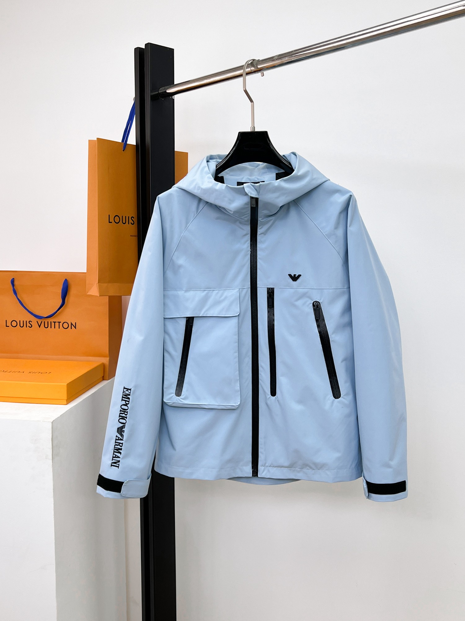 NO:662472,Same style as Armani official website, on sale in advance!  2025ss new men's jacket, original three-standard high-end version!  With hidden hood, custom-made fabrics at the counter, highly breathable and comfortable, impeccable details, brand element design concept, reflecting high quality. It feels delicate and soft!  It presents a casual cut and the upper body shape is awesome!  Size M～3XL, maximum wear is 195kg.,,armani,jackets & coats,jackets & coats,hats, 19860909阿玛尼 官网同款,提前发售！2025ss新款男士夹克外套,原单三标齐全高端版本！带隐藏帽,专柜定制面料 透气舒适度高,细节无可挑剔,品牌元素设计理念,体现高品质.手感细腻柔软！呈现休闲裁剪,上身版型超赞！码数M～3XL,最大穿195斤.,,armani,jackets & coats,jackets & coats,hats, ,Men's clothing