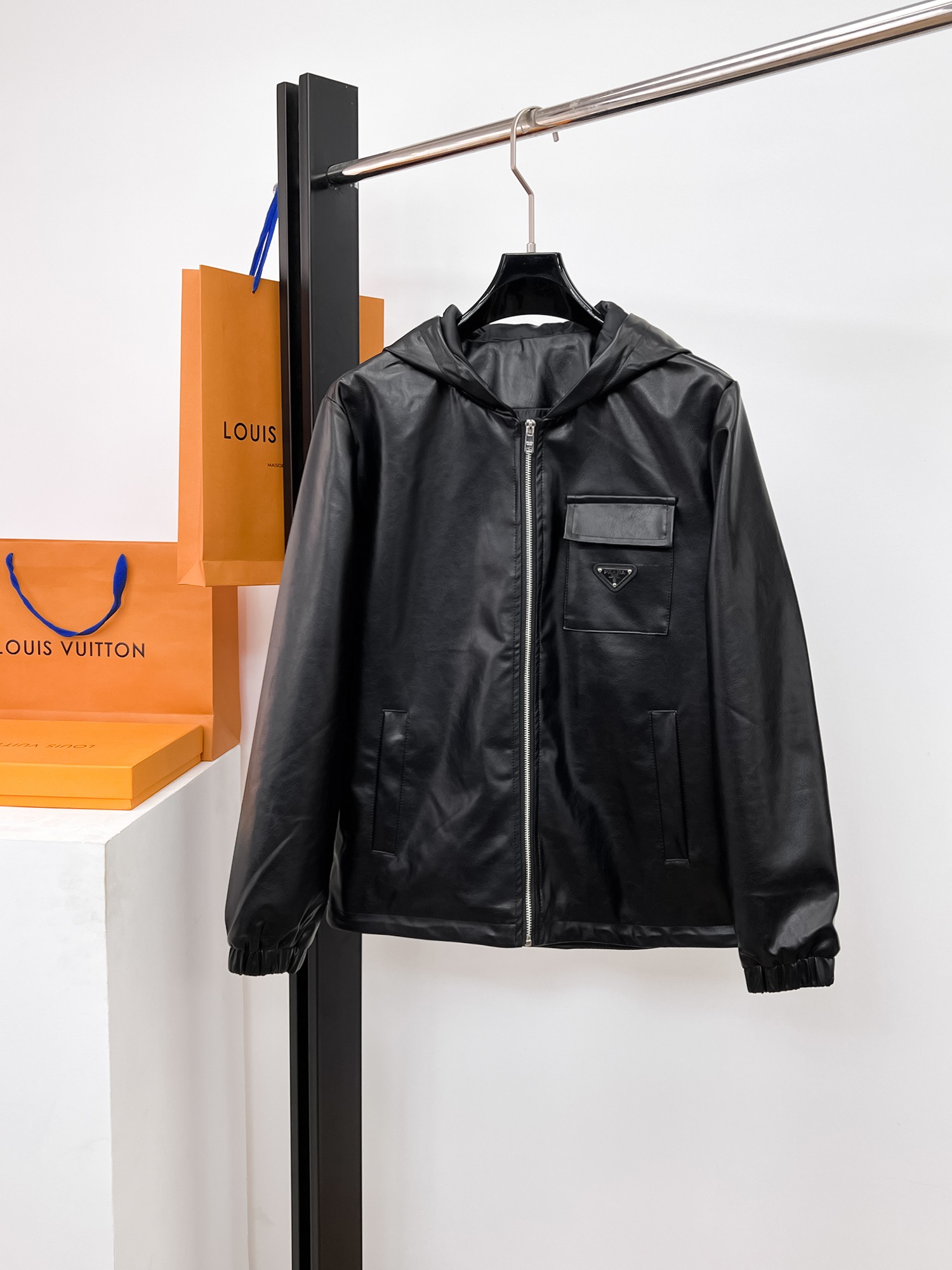 NO:662476,Same style as Prada official website, on sale in advance!  2025ss new men's leather jacket, original three-standard high-end version!  With hidden hood, custom-made fabrics at the counter, highly breathable and comfortable, impeccable details, brand element design concept, reflecting high quality. It feels delicate and soft!  It presents a casual cut and the upper body shape is awesome!  Size M～3XL, maximum wear is 195kg.,,prada,jackets & coats,jackets & coats,leather jacket,hats, 19860909普拉达 官网同款,提前发售！2025ss新款男士皮衣夹克外套,原单三标齐全高端版本！带隐藏帽,专柜定制面料 透气舒适度高,细节无可挑剔,品牌元素设计理念,体现高品质.手感细腻柔软！呈现休闲裁剪,上身版型超赞！码数M～3XL,最大穿195斤.,,prada,jackets & coats,jackets & coats,leather jacket,hats, ,Men's clothing