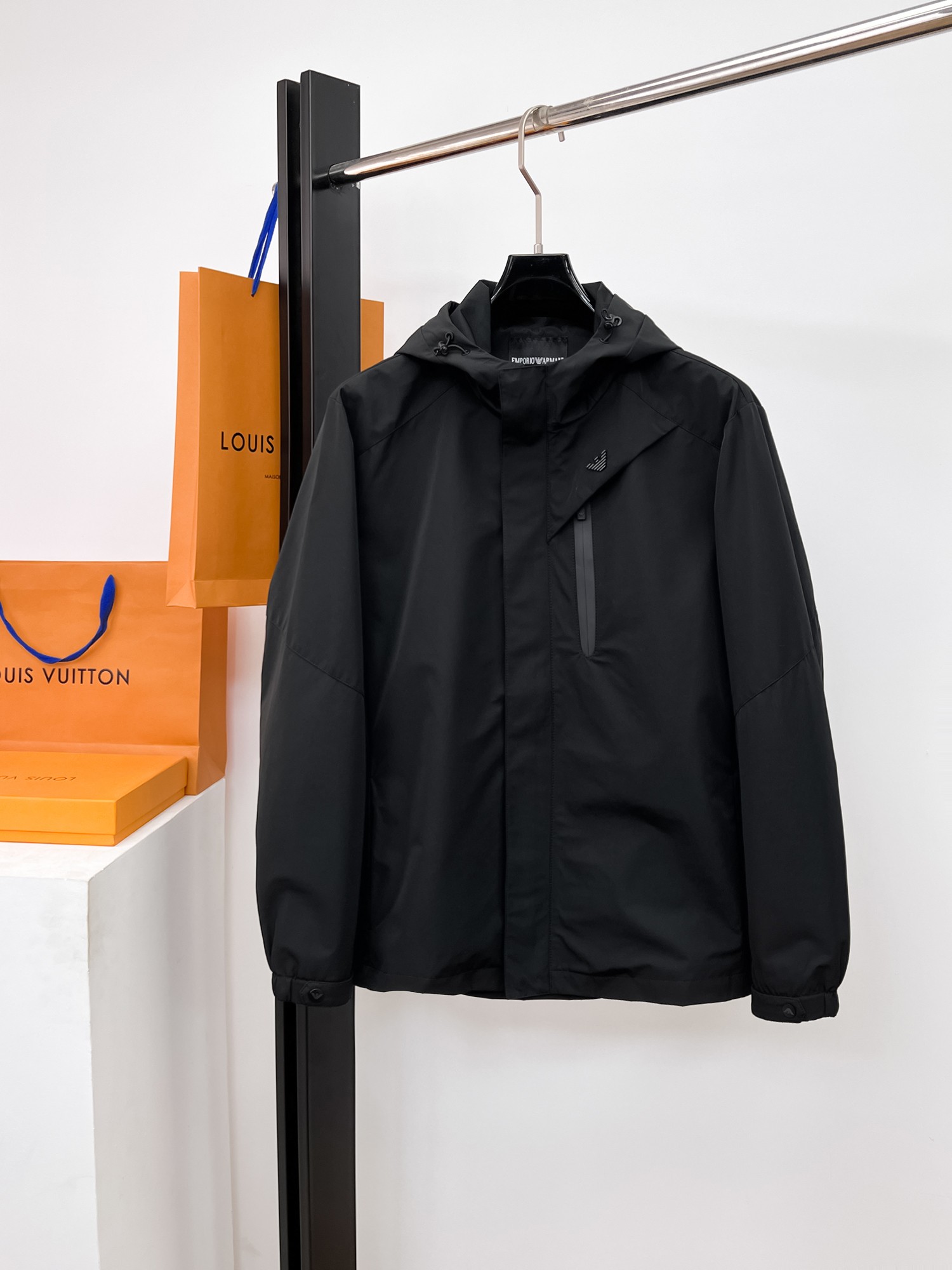 NO:662494,Same style as Armani official website, on sale in advance!  2025ss new men's jacket, original three-standard high-end version!  With hidden hood, custom-made fabrics at the counter, highly breathable and comfortable, impeccable details, brand element design concept, reflecting high quality. It feels delicate and soft!  It presents a casual cut and the upper body shape is awesome!  Size M～3XL, maximum wear is 195kg.,,armani,jackets & coats,jackets & coats,hats, 19860909阿玛尼 官网同款,提前发售！2025ss新款男士夹克外套,原单三标齐全高端版本！带隐藏帽,专柜定制面料 透气舒适度高,细节无可挑剔,品牌元素设计理念,体现高品质.手感细腻柔软！呈现休闲裁剪,上身版型超赞！码数M～3XL,最大穿195斤.,,armani,jackets & coats,jackets & coats,hats, ,Men's clothing