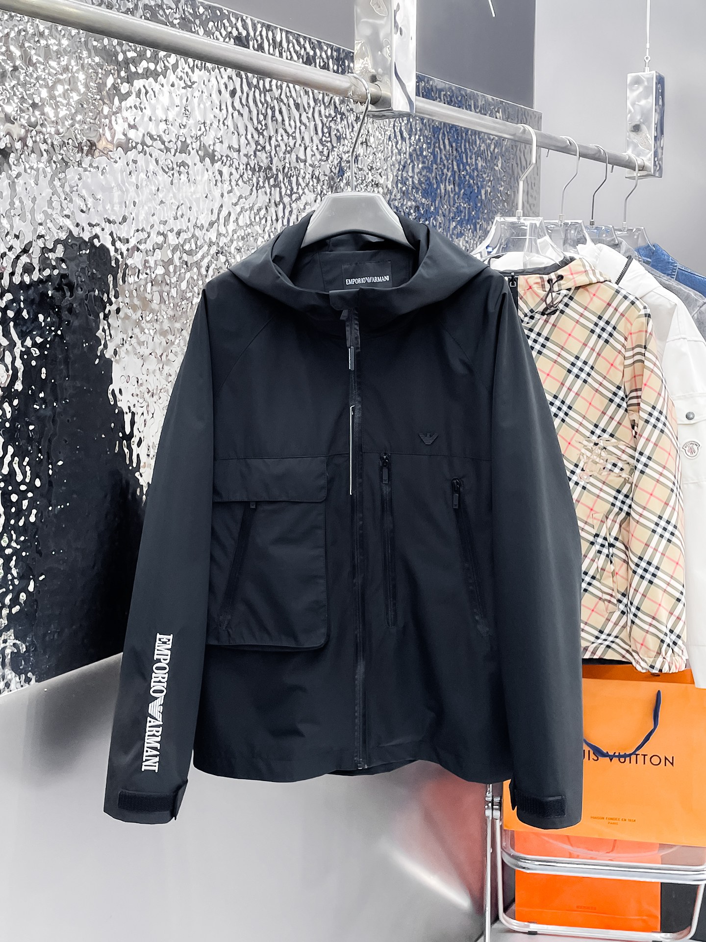 NO:135045,Armani's same model on the official website, released in advance!  SS New Men's Jacket at the Spring Festival, the original single three-standard high-end version!  With hidden hat, customized fabric for counter, high breathability and comfort, impeccable details, brand element design concept, reflecting high quality. The feel is delicate and soft!  It is casually cut, with a great upper body style!  Number of code M~3XL, maximum wear 195 catties., Armani, jackets & coats, jackets & coats, hats, alexander wang19860909阿玛尼 官网同款,提前发售！ss开春新款男士夹克外套,原单三标齐全高端版本！带隐藏帽,专柜定制面料 透气舒适度高,细节无可挑剔,品牌元素设计理念,体现高品质.手感细腻柔软！呈现休闲裁剪,上身版型超赞！码数M～3XL,最大穿195斤.,,armani,jackets & coats,jackets & coats,hats,alexander wang,Men's clothing