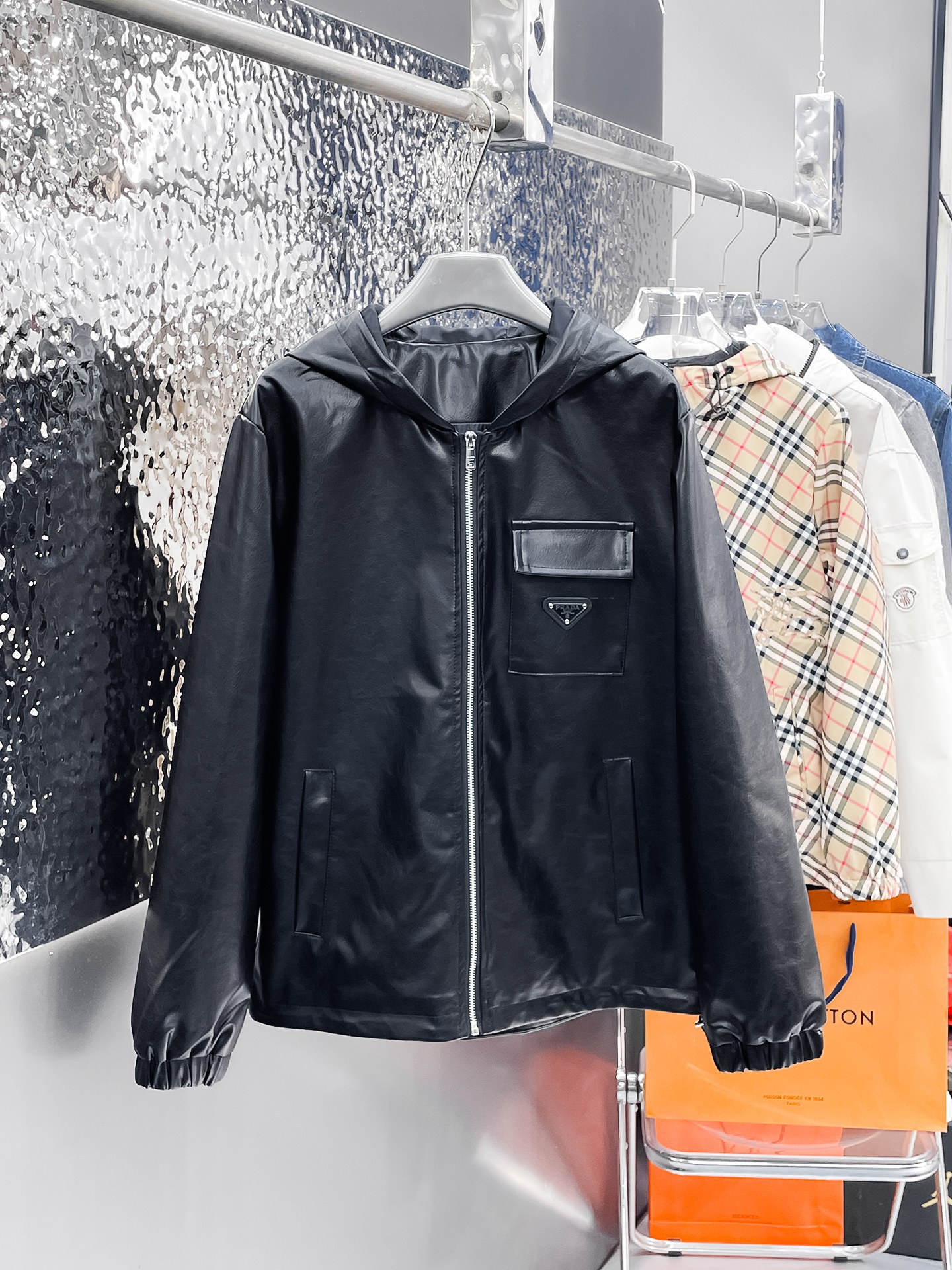 NO:135021,Prada's same model on the official website, released in advance!  SS New Men's Leather Jacket Jacket at the Spring Festival, the original three-standard full high-end version!  With hidden hat, customized fabric for counter, high breathability and comfort, impeccable details, brand element design concept, reflecting high quality. The feel is delicate and soft!  It is casually cut, with a great upper body style!  The number of code M~3XL, the maximum wear is 195 catties.,,prada, jackets & coats,jackets & coats,leather jacket,hats,alexander wang19860909普拉达 官网同款,提前发售！ss开春新款男士皮衣夹克外套,原单三标齐全高端版本！带隐藏帽,专柜定制面料 透气舒适度高,细节无可挑剔,品牌元素设计理念,体现高品质.手感细腻柔软！呈现休闲裁剪,上身版型超赞！码数M～3XL,最大穿195斤.,,prada,jackets & coats,jackets & coats,leather jacket,hats,alexander wang,Men's clothing