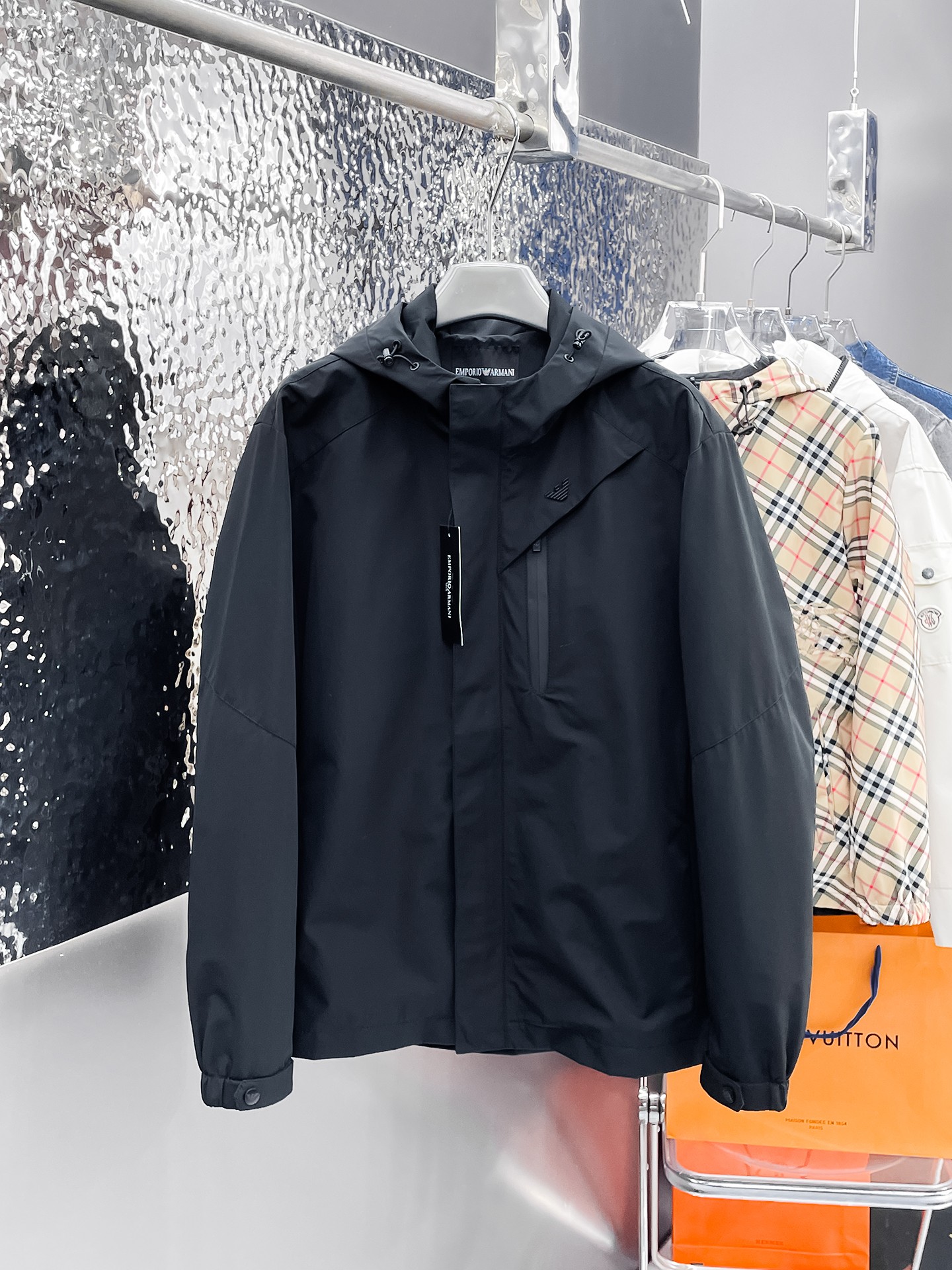 NO:135054,Armani's same model on the official website, released in advance!  SS New Men's Jacket at the Spring Festival, the original single three-standard high-end version!  With hidden hat, customized fabric for counter, high breathability and comfort, impeccable details, brand element design concept, reflecting high quality. The feel is delicate and soft!  It is casually cut, with a great upper body style!  Number of code M~3XL, maximum wear 195 catties., Armani, jackets & coats, jackets & coats, hats, alexander wang19860909阿玛尼 官网同款,提前发售！ss开春新款男士夹克外套,原单三标齐全高端版本！带隐藏帽,专柜定制面料 透气舒适度高,细节无可挑剔,品牌元素设计理念,体现高品质.手感细腻柔软！呈现休闲裁剪,上身版型超赞！码数M～3XL,最大穿195斤.,,armani,jackets & coats,jackets & coats,hats,alexander wang,Men's clothing