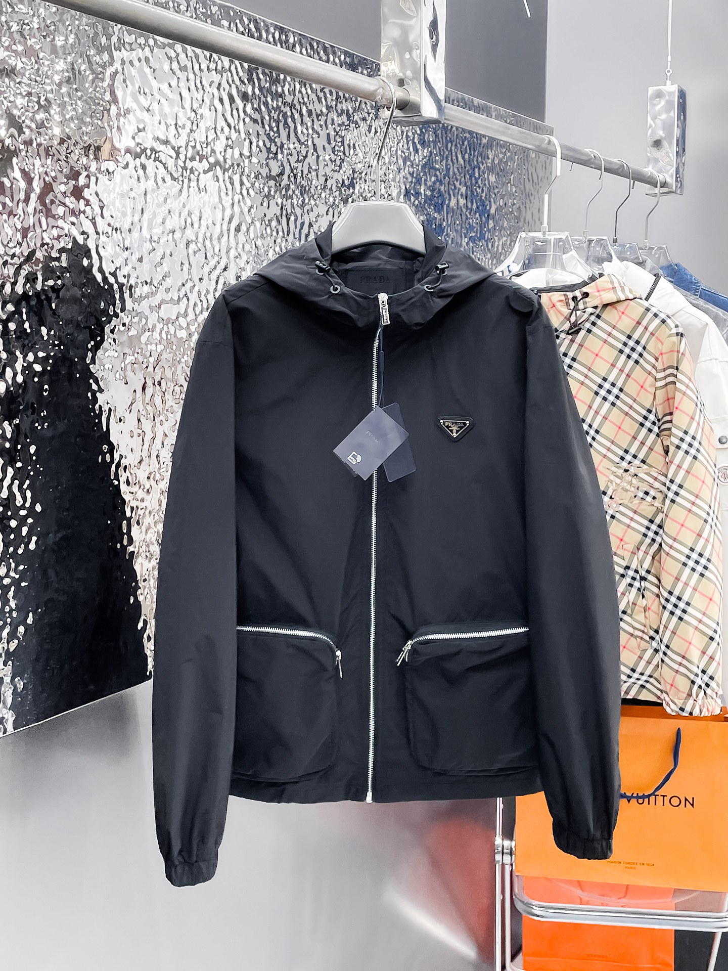 NO:135024,Prada's same model on the official website, released in advance!  SS New Men's Jacket at the Spring Festival, the original single three-standard high-end version!  With hidden hat, customized fabric for counter, high breathability and comfort, impeccable details, brand element design concept, reflecting high quality. The feel is delicate and soft!  It is casually cut, with a great upper body style!  The number of code M~3XL, the maximum wear is 195 catties.,,prada, jackets & coats, jackets & coats,hats,alexander wang19860909普拉达 官网同款,提前发售！ss开春新款男士夹克外套,原单三标齐全高端版本！带隐藏帽,专柜定制面料 透气舒适度高,细节无可挑剔,品牌元素设计理念,体现高品质.手感细腻柔软！呈现休闲裁剪,上身版型超赞！码数M～3XL,最大穿195斤.,,prada,jackets & coats,jackets & coats,hats,alexander wang,Men's clothing