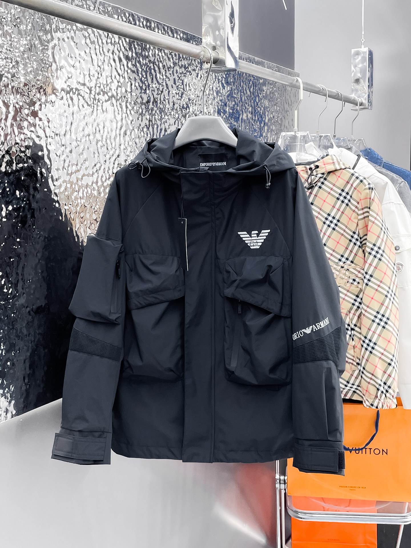 NO:135027,Armani's same model on the official website, released in advance!  SS New Men's Jacket at the Spring Festival, the original single three-standard high-end version!  With hidden hat, customized fabric for counter, high breathability and comfort, impeccable details, brand element design concept, reflecting high quality. The feel is delicate and soft!  It is casually cut, with a great upper body style!  Number of code M~3XL, maximum wear 195 catties., Armani, jackets & coats, jackets & coats, hats, alexander wang19860909阿玛尼 官网同款,提前发售！ss开春新款男士夹克外套,原单三标齐全高端版本！带隐藏帽,专柜定制面料 透气舒适度高,细节无可挑剔,品牌元素设计理念,体现高品质.手感细腻柔软！呈现休闲裁剪,上身版型超赞！码数M～3XL,最大穿195斤.,,armani,jackets & coats,jackets & coats,hats,alexander wang,Men's clothing