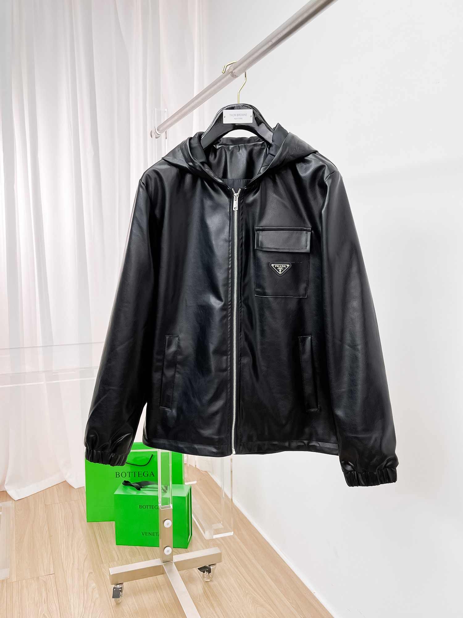 NO:135280,Prada's same model on the official website, released in advance!  2025ss Spring New Men's Jacket, original single three-standard full high-end version!  With hidden hat, customized fabric for counter, high breathability and comfort, impeccable details, brand element design concept, reflecting high quality. The feel is delicate and soft!  It is casually cut, with a great upper body style!  The number of code M~3XL, the maximum wear is 195 catties.,,prada, jackets & coats, jackets & coats,hats,alexander wang19860909普拉达 官网同款,提前发售！2025ss开春新款男士夹克外套,原单三标齐全高端版本！带隐藏帽,专柜定制面料 透气舒适度高,细节无可挑剔,品牌元素设计理念,体现高品质.手感细腻柔软！呈现休闲裁剪,上身版型超赞！码数M～3XL,最大穿195斤.,,prada,jackets & coats,jackets & coats,hats,alexander wang,Men's clothing