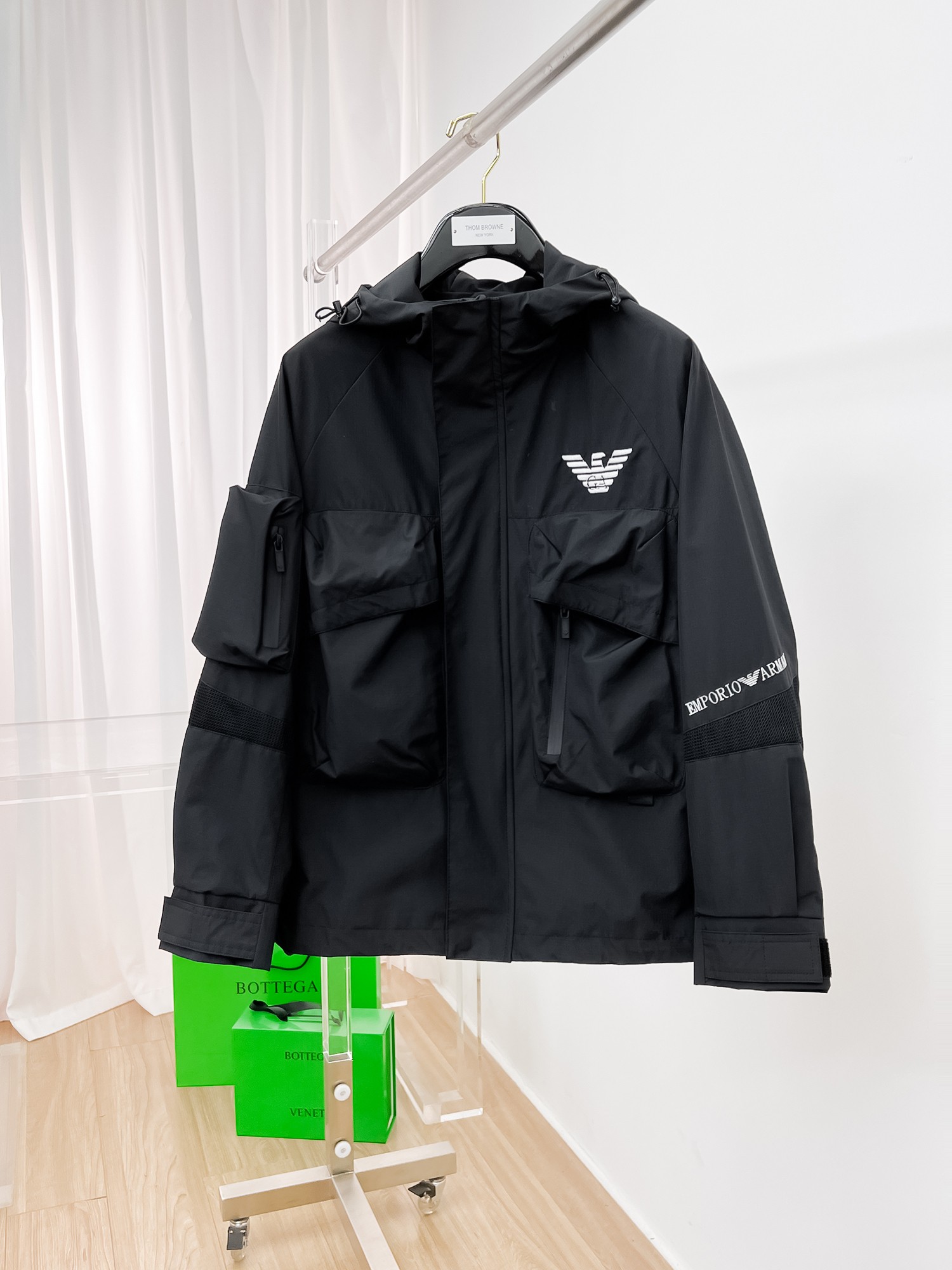 NO:135283,Armani's same model on the official website, released in advance!  2025ss Spring New Men's Jacket, original single three-standard full high-end version!  With hidden hat, customized fabric for counter, high breathability and comfort, impeccable details, brand element design concept, reflecting high quality. The feel is delicate and soft!  It is casually cut, with a great upper body style!  Number of code M~3XL, maximum wear 195 catties., Armani, jackets & coats, jackets & coats, hats, alexander wang19860909阿玛尼 官网同款,提前发售！2025ss开春新款男士夹克外套,原单三标齐全高端版本！带隐藏帽,专柜定制面料 透气舒适度高,细节无可挑剔,品牌元素设计理念,体现高品质.手感细腻柔软！呈现休闲裁剪,上身版型超赞！码数M～3XL,最大穿195斤.,,armani,jackets & coats,jackets & coats,hats,alexander wang,Men's clothing