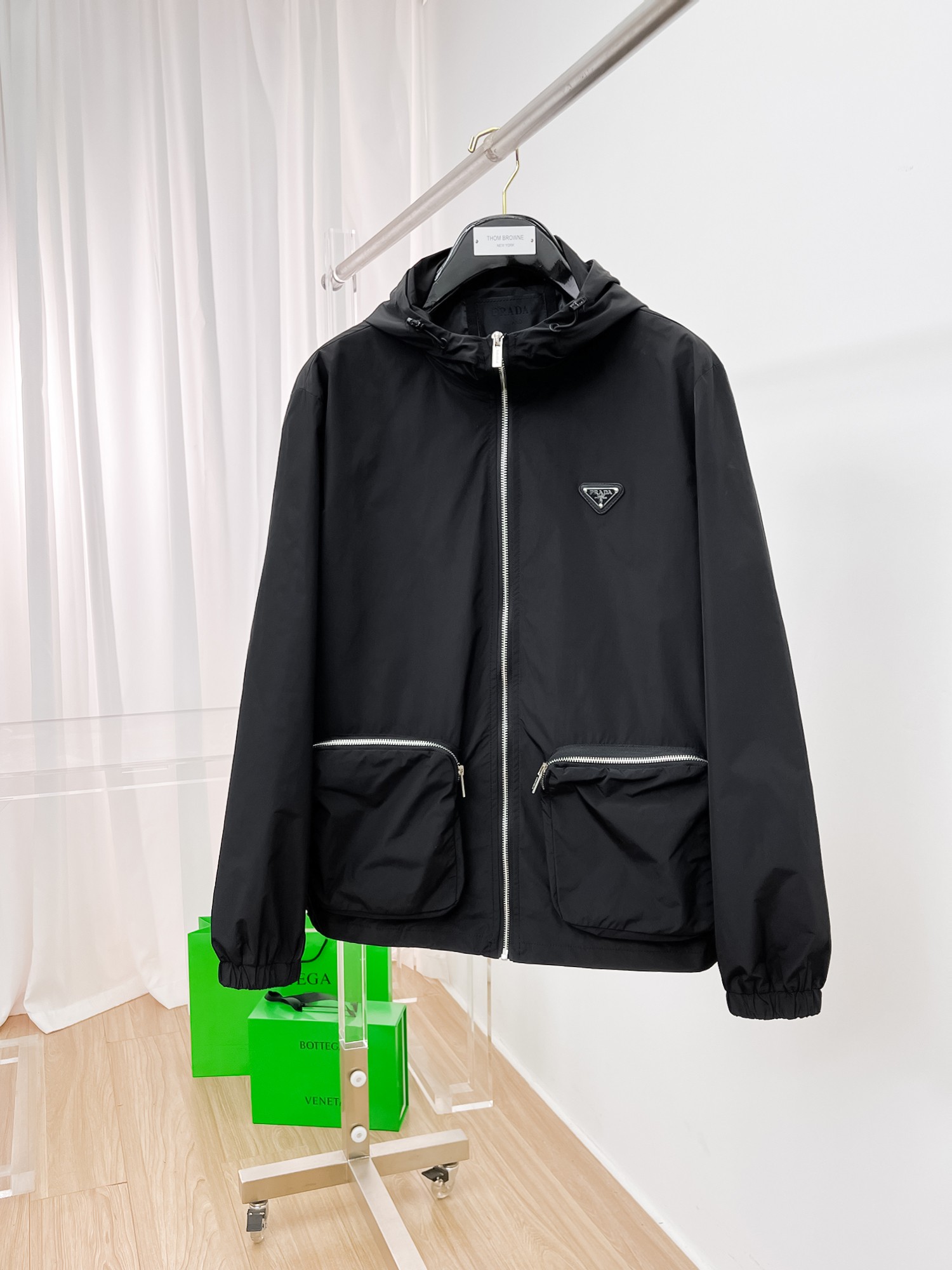 NO:135287,Prada's same model on the official website, released in advance!  2025ss Spring New Men's Jacket, original single three-standard full high-end version!  With hidden hat, customized fabric for counter, high breathability and comfort, impeccable details, brand element design concept, reflecting high quality. The feel is delicate and soft!  It is casually cut, with a great upper body style!  The number of code M~3XL, the maximum wear is 195 catties.,,prada, jackets & coats, jackets & coats,hats,alexander wang19860909普拉达 官网同款,提前发售！2025ss开春新款男士夹克外套,原单三标齐全高端版本！带隐藏帽,专柜定制面料 透气舒适度高,细节无可挑剔,品牌元素设计理念,体现高品质.手感细腻柔软！呈现休闲裁剪,上身版型超赞！码数M～3XL,最大穿195斤.,,prada,jackets & coats,jackets & coats,hats,alexander wang,Men's clothing