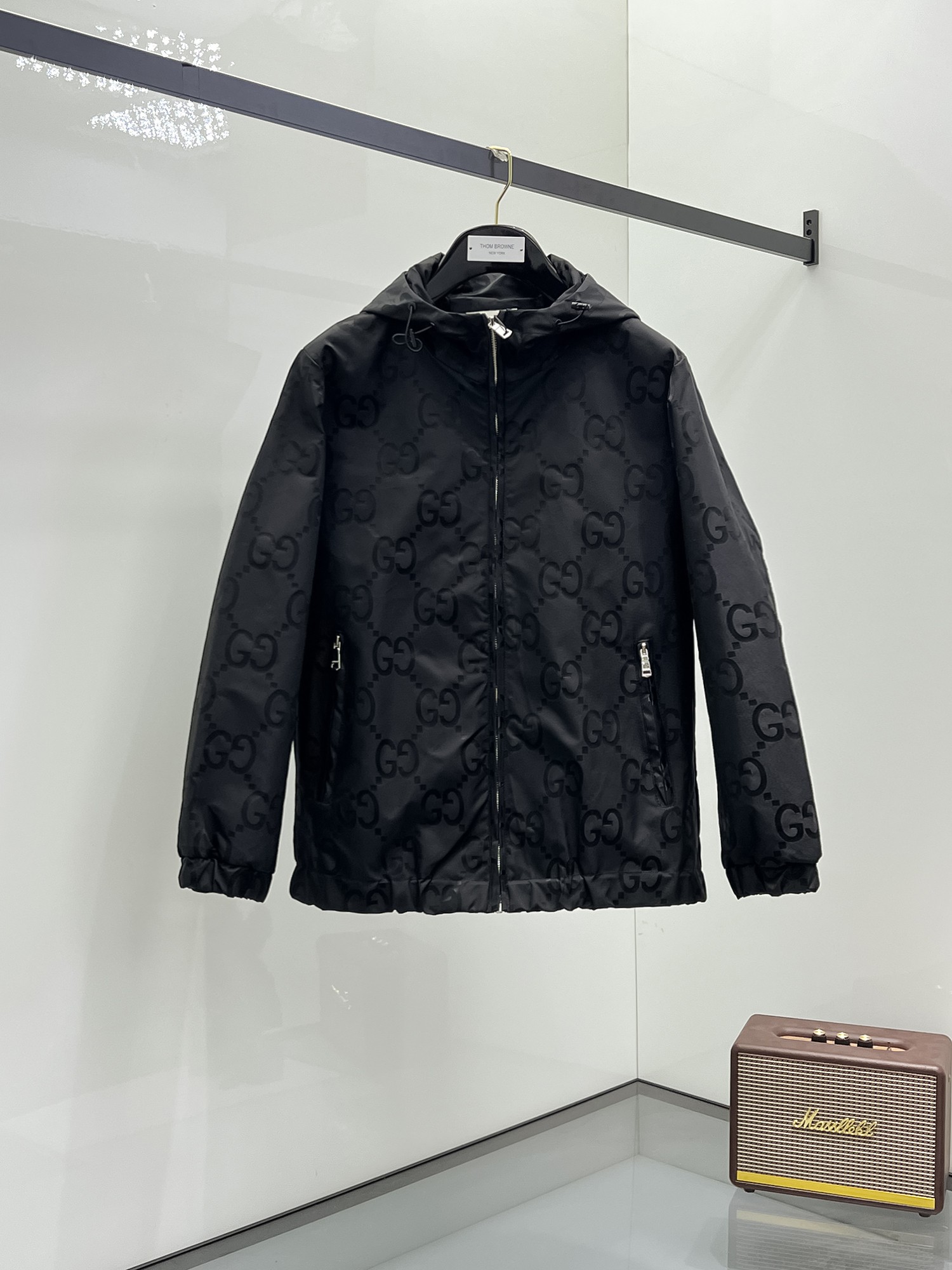 NO:131551,The same style on the official website of Guqi, complete three standards, and is released in advance. SS Spring New Men's Jacket Jacket, original three standards, full high-end version. Customized counter fabrics, breathable and comfortable, impeccable details, brand elements design concept, reflecting high quality. The feel is delicate and soft, presents casual cut, and the upper body style is superb. The number of sizes M~3XL, maximum wear 195 kilograms, jackets & coats, jackets & coats, alexander wang19860909古奇官网同款,三标齐全,提前发售 ss开春新款男士夹克外套,原单三标齐全高端版本 专柜定制面料 透气舒适度高,细节无可挑剔,品牌元素设计理念,体现高品质.手感细腻柔软 呈现休闲裁剪,上身版型超赞 码数M～3XL,最大穿195斤,,jackets & coats,jackets & coats,alexander wang,Men's clothing