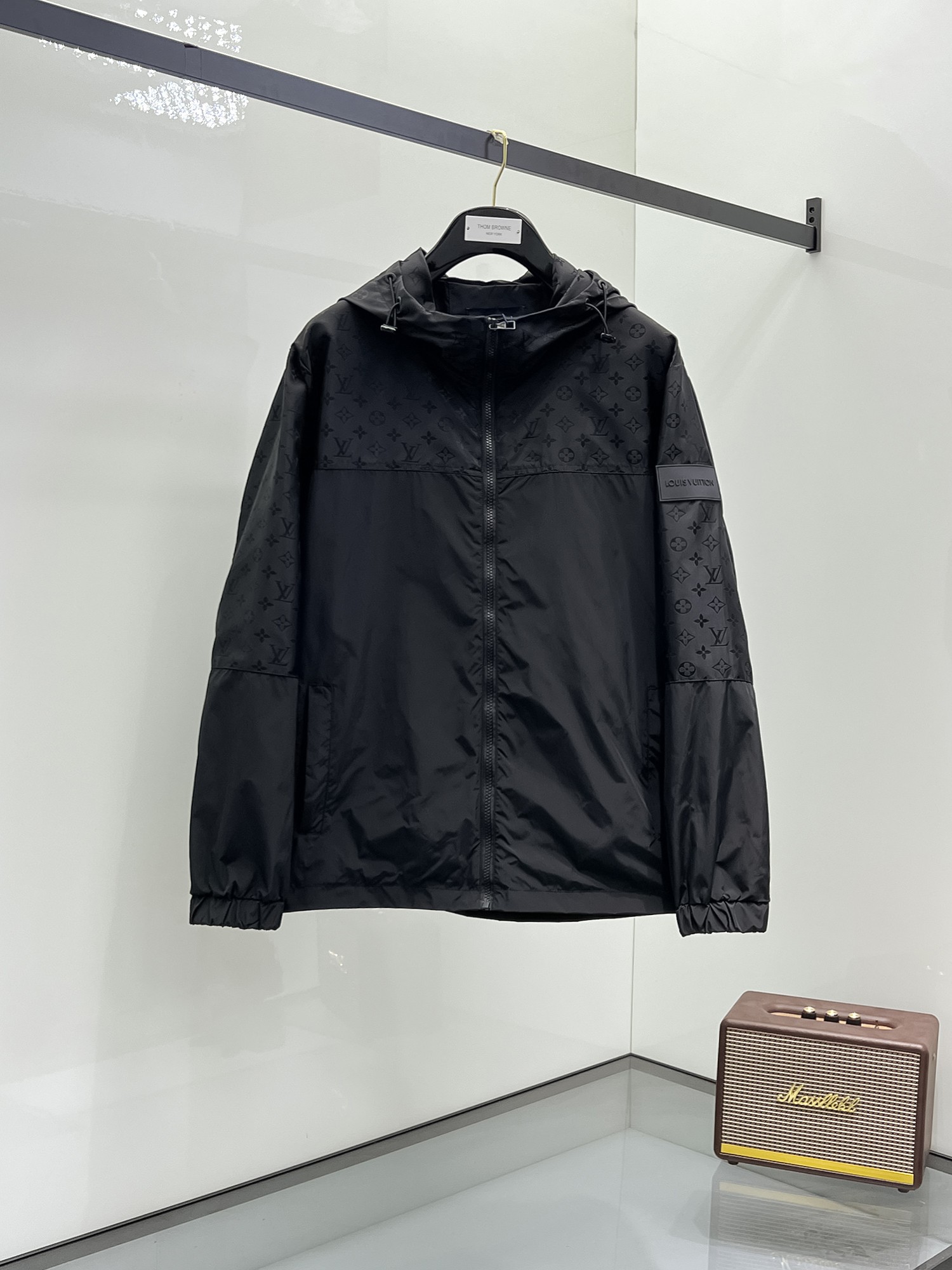 NO:131528,The same style on the official website of LV, complete three standards, and is released in advance. The new men's jacket in the spring of ss, the original three standards are complete and high-end version. Customized fabrics for counters. High breathability and comfort, impeccable details, and the design concept of brand elements reflects high quality. The feel is delicate and soft. It presents casual cut, and the upper body style is superb. The number of sizes M~3XL, the maximum wear is 195 catties., louis vuitton, jackets & coats, jackets & coats, alexander wang19860909LV官网同款,三标齐全,提前发售 ss开春新款男士夹克外套,原单三标齐全高端版本 专柜定制面料 透气舒适度高,细节无可挑剔,品牌元素设计理念,体现高品质.手感细腻柔软 呈现休闲裁剪,上身版型超赞 码数M～3XL,最大穿195斤,,louis vuitton,jackets & coats,jackets & coats,alexander wang,Men's clothing